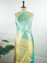 Kanchipuram Silk This 100% Pure Silk silk saree, adorned in Green and detailed with Pure Zari weaving, reflects the grandeur of Maharashtra. The timeless Buttis motifs enhance its bridal charm. A perfect blend of luxury and tradition, it is designed for those who appreciate fine craftsmanship. Kedara - Manoranjitham Weaves - Handloom Store