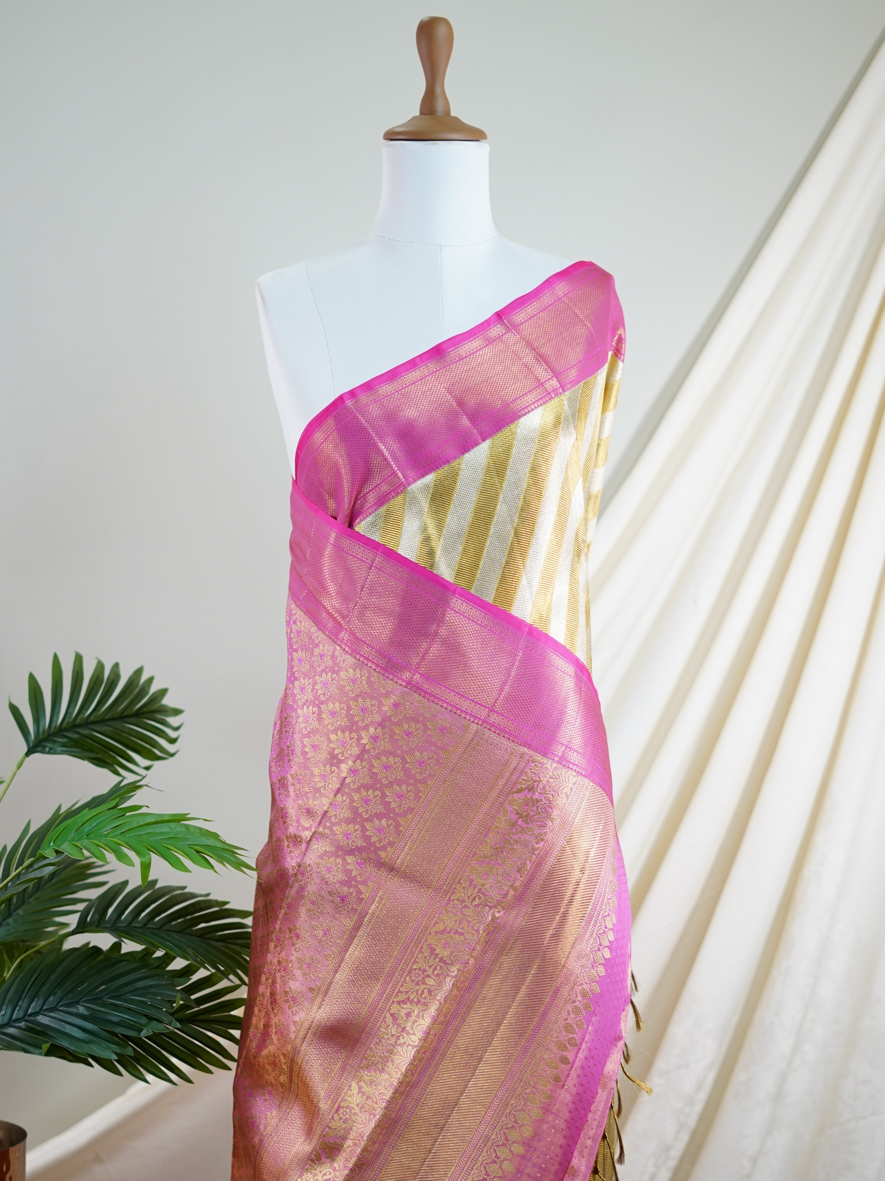 Kanchipuram Silk Gold And Silver tissu 100% Pure Silk - Manoranjitham Weaves - Handloom Store