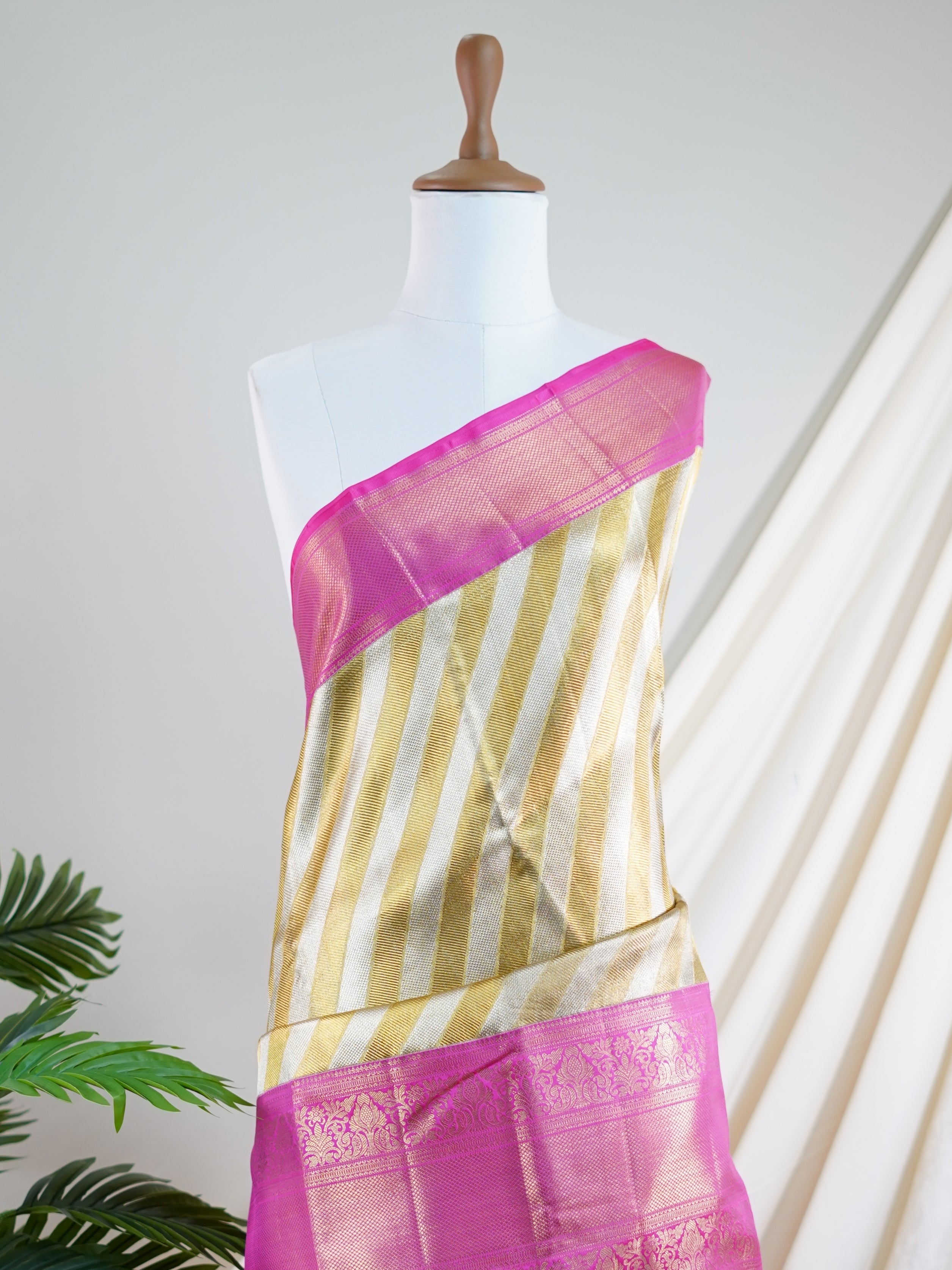 Kanchipuram Silk Gold And Silver tissu 100% Pure Silk - Manoranjitham Weaves - Handloom Store