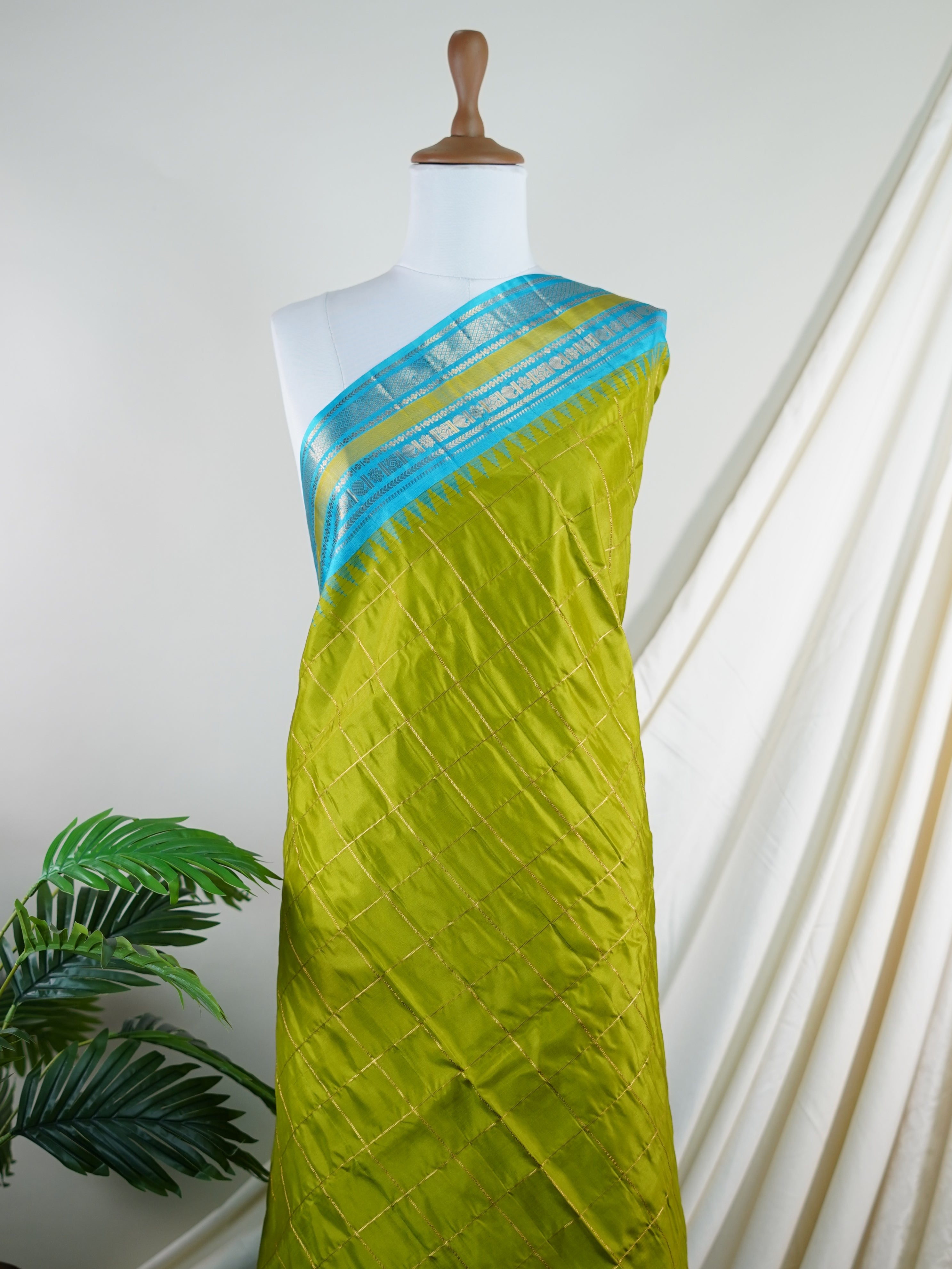 Gadwal Silk Green 100% Pure Silk - Manoranjitham Weaves - Handloom Store