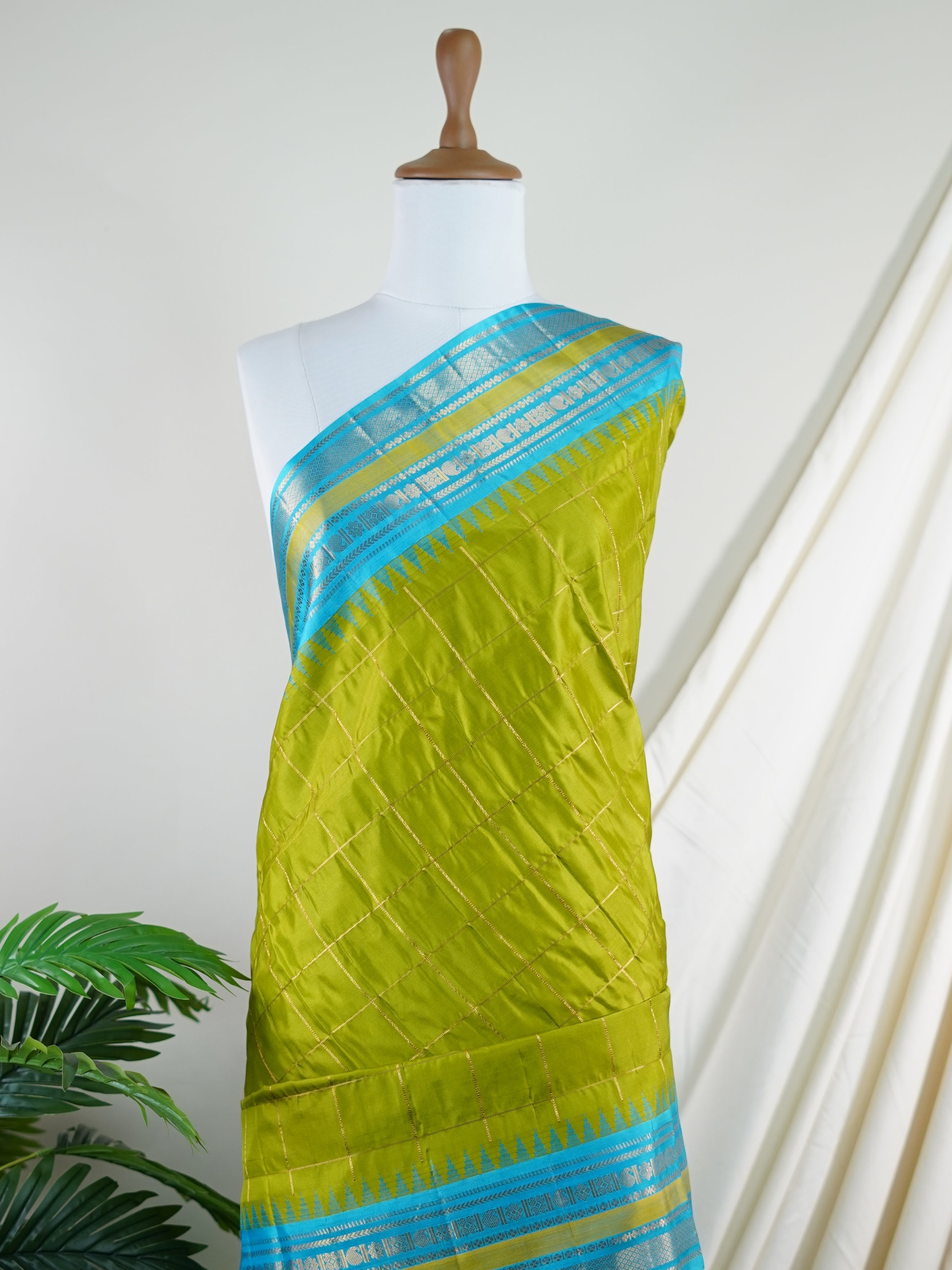 Gadwal Silk Green 100% Pure Silk - Manoranjitham Weaves - Handloom Store