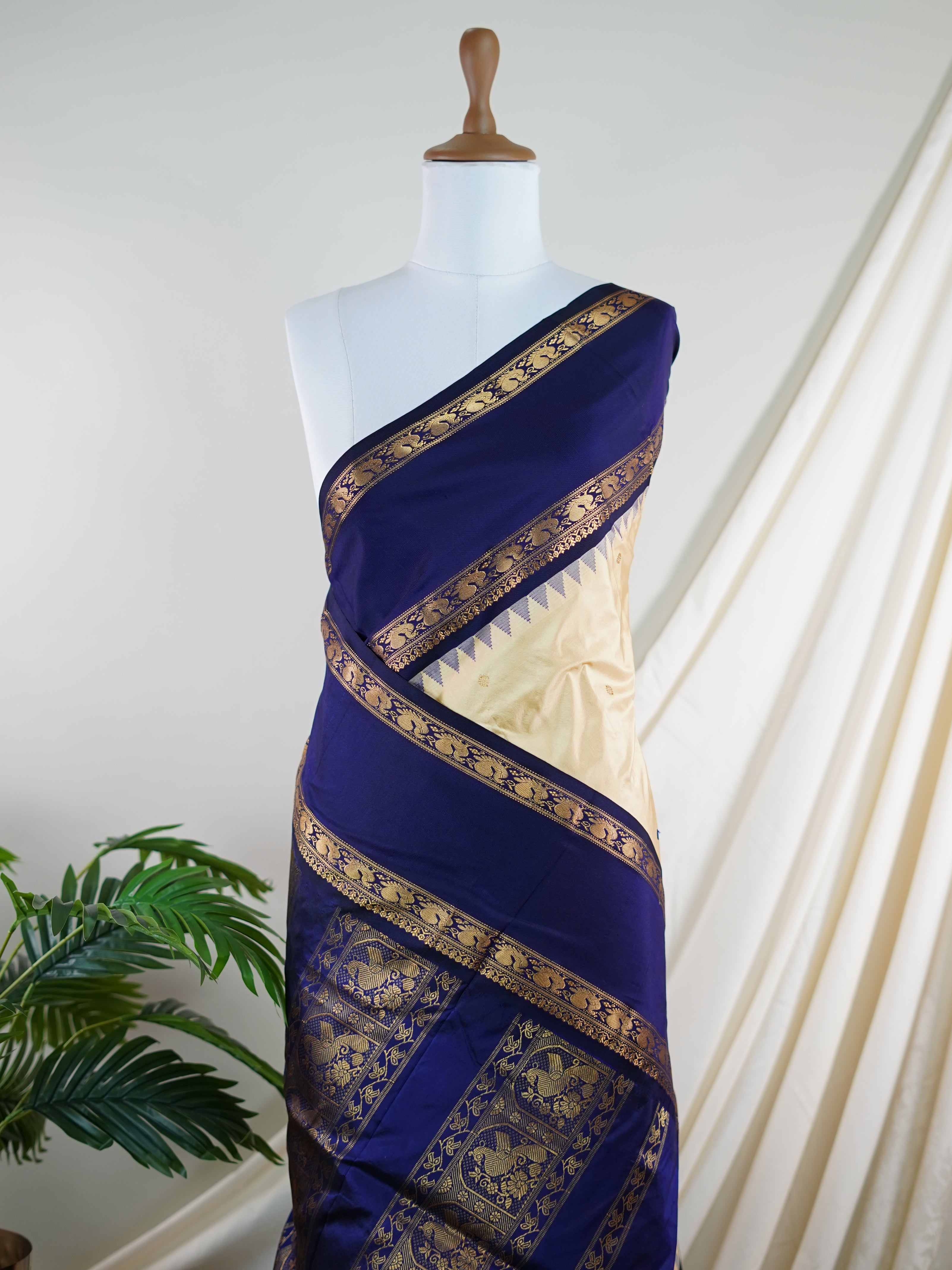 Narayanpet Cream 100% Pure Silk - Manoranjitham Weaves - Handloom Store