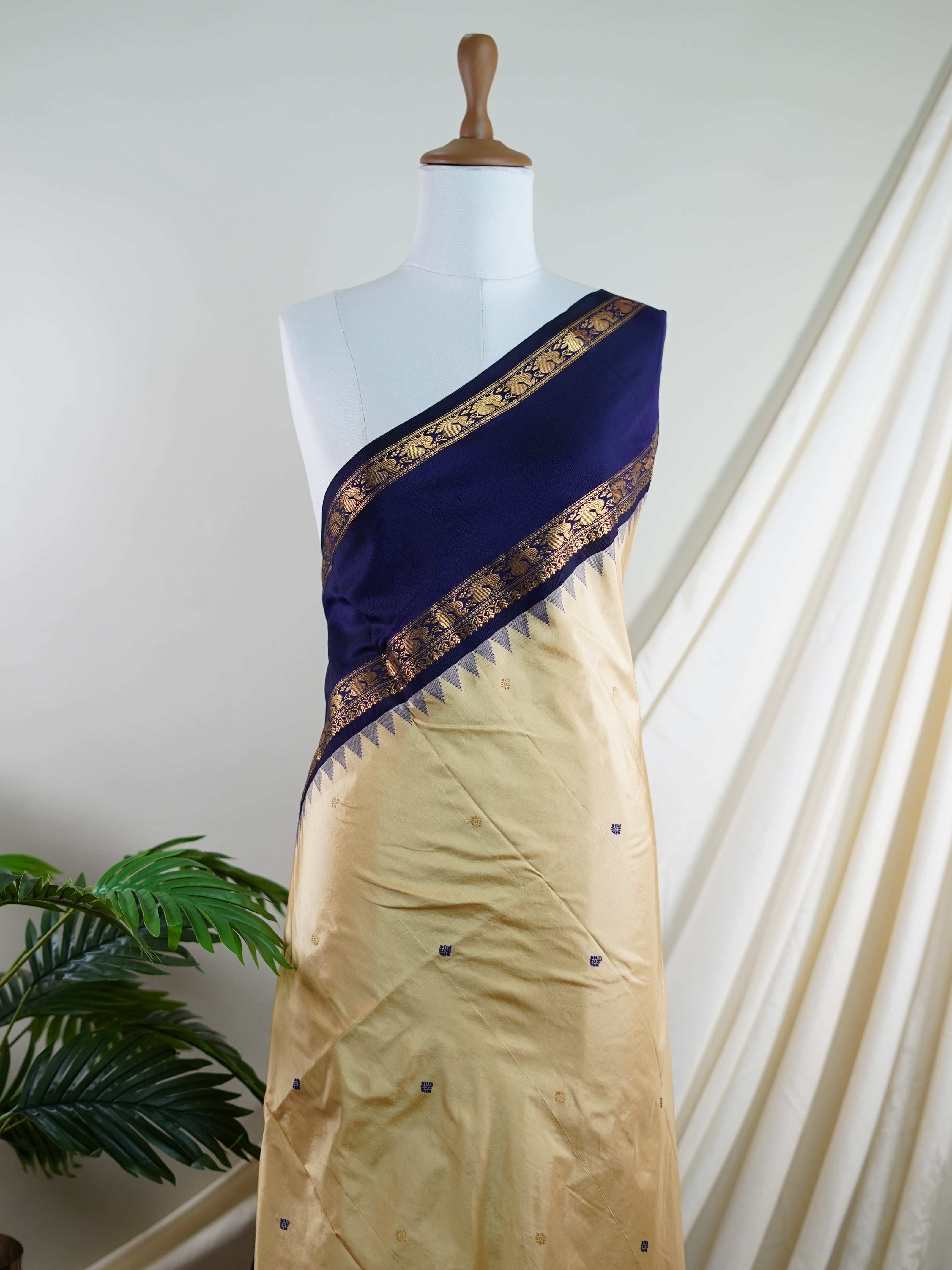 Narayanpet Cream 100% Pure Silk - Manoranjitham Weaves - Handloom Store