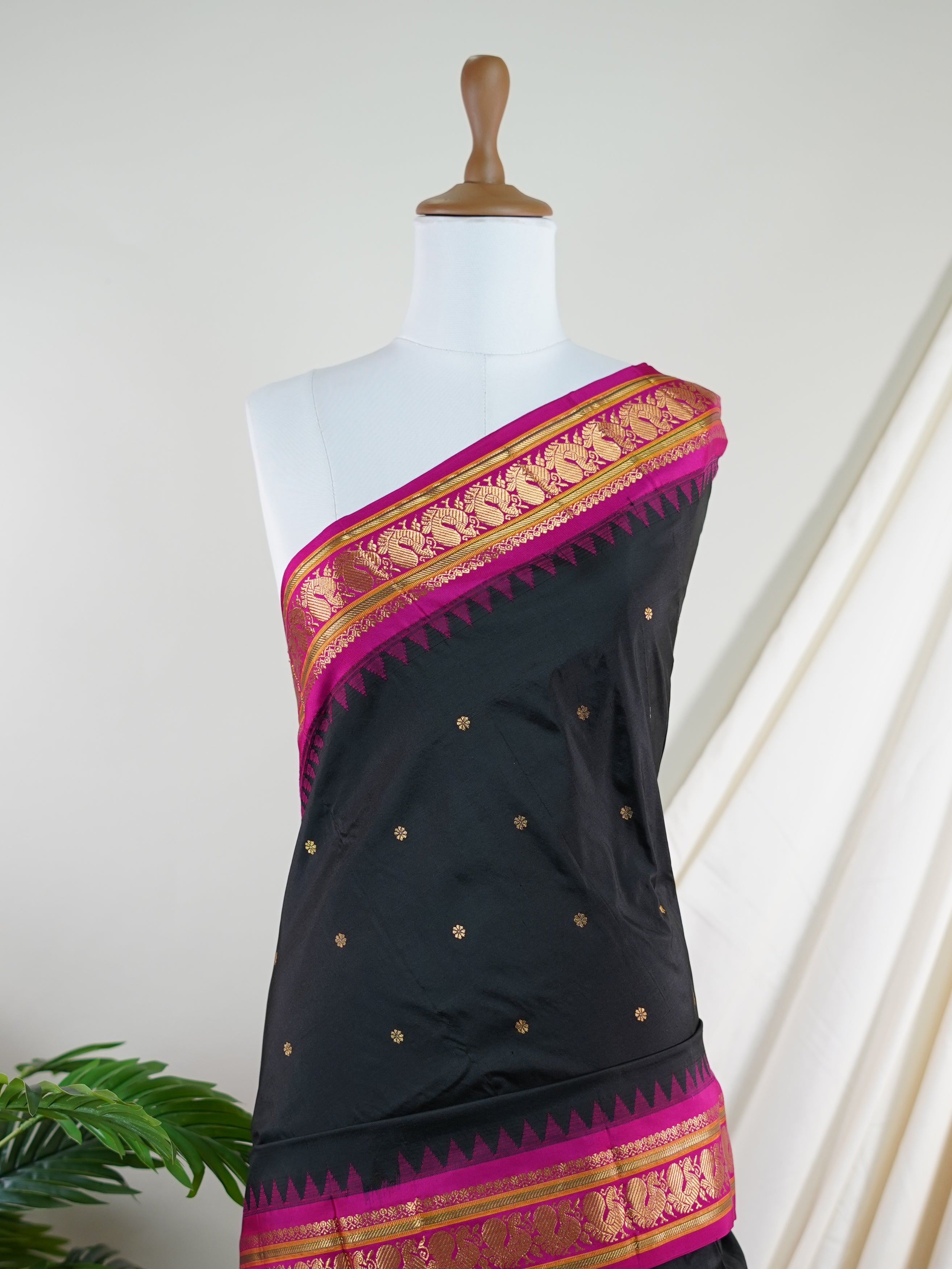 Narayanpet Black 100% Pure Silk - Manoranjitham Weaves - Handloom Store
