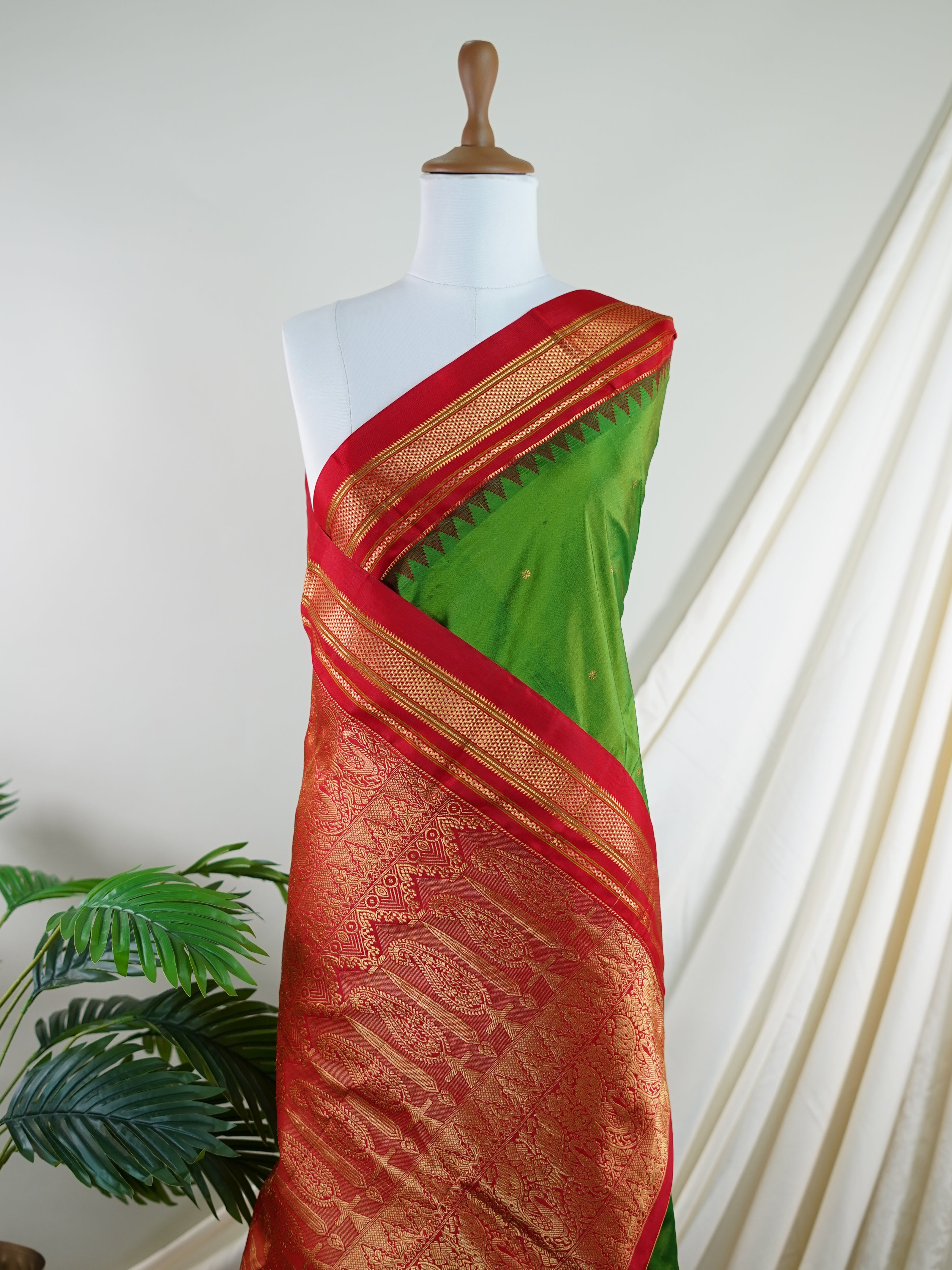Narayanpet Green 100% Pure Silk - Manoranjitham Weaves - Handloom Store