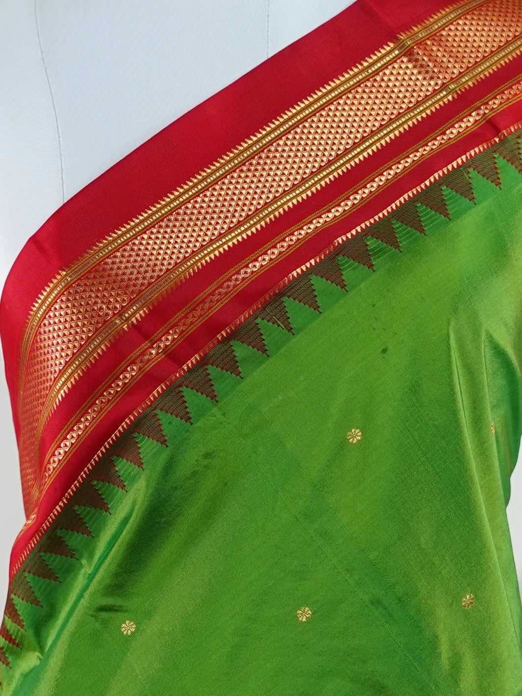 Narayanpet Green 100% Pure Silk - Manoranjitham Weaves - Handloom Store