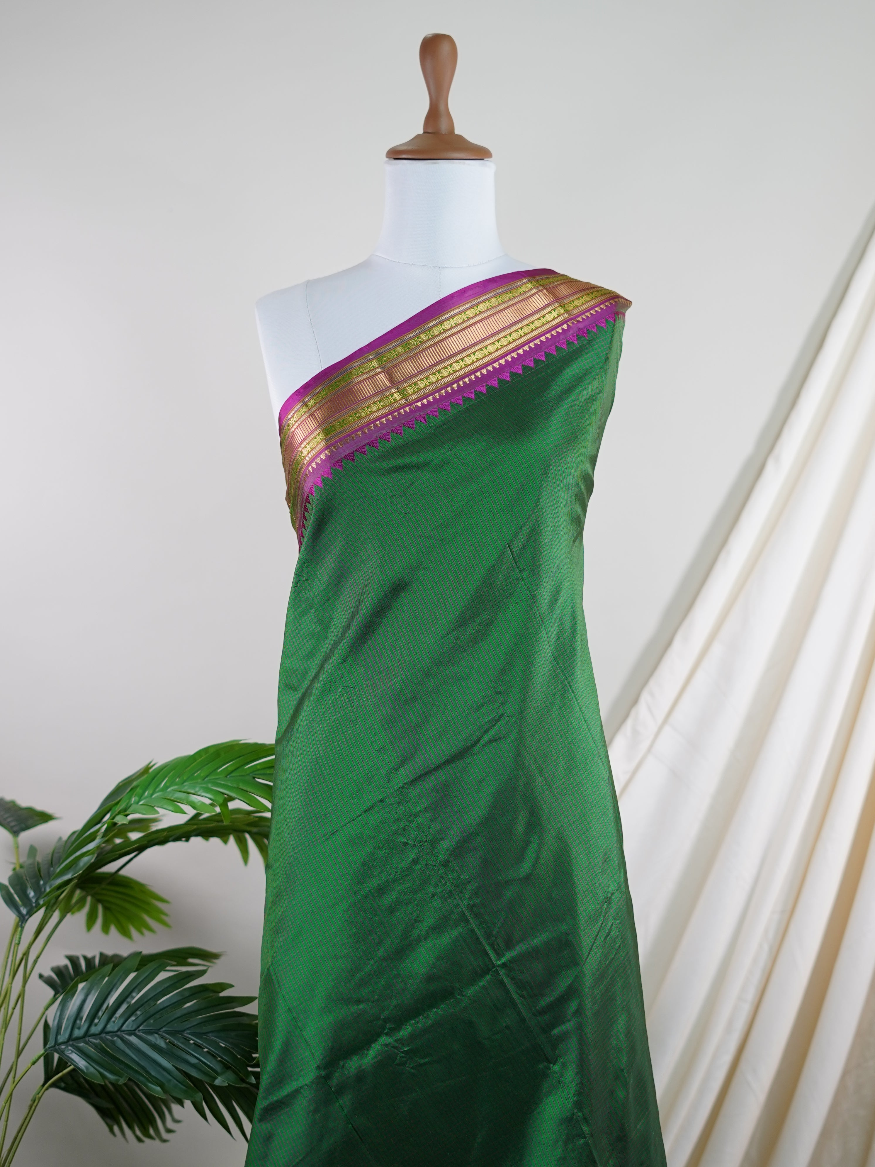 Narayanpet Green 100% Pure Silk - Manoranjitham Weaves - Handloom Store