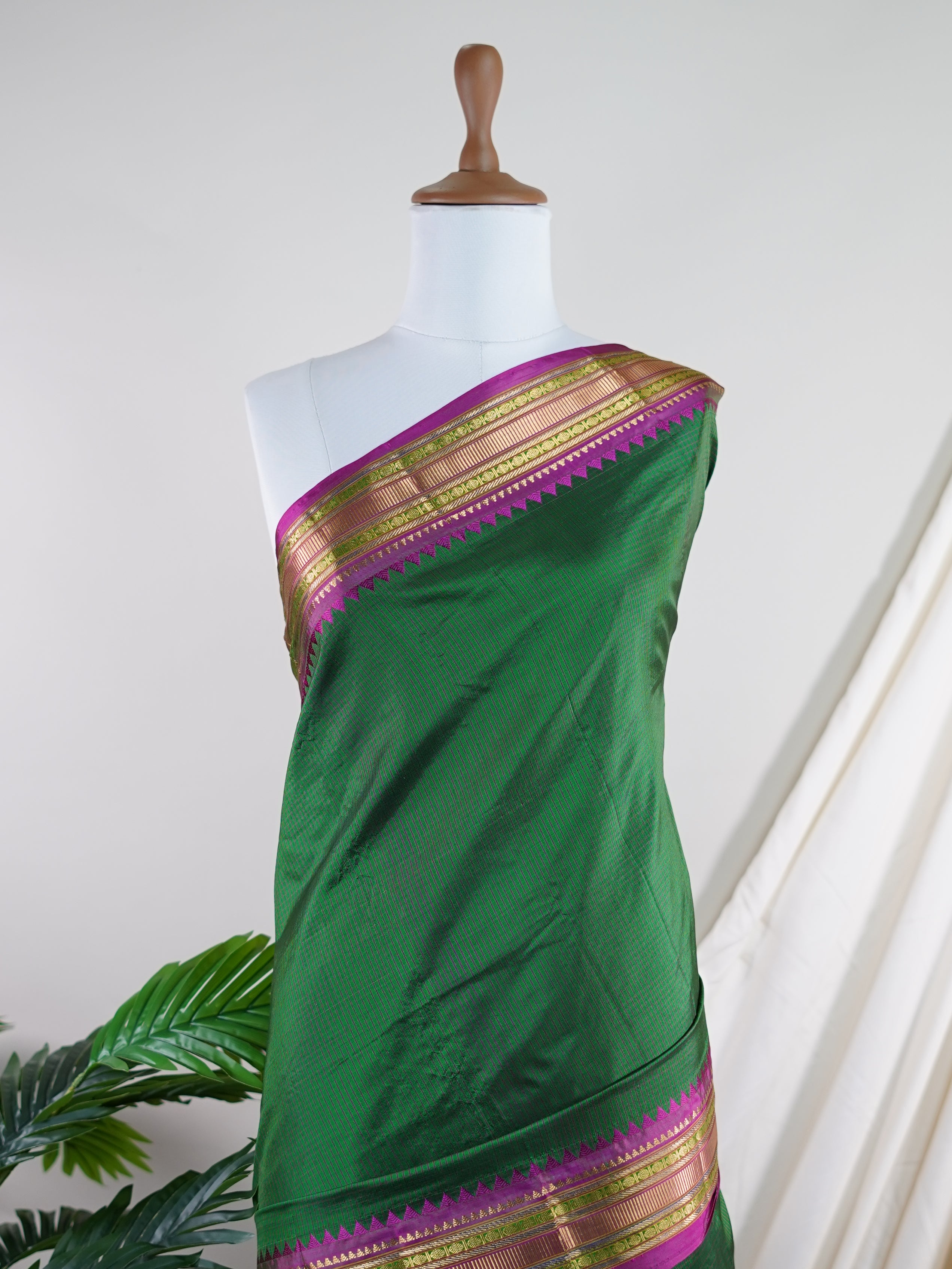 Narayanpet Green 100% Pure Silk - Manoranjitham Weaves - Handloom Store