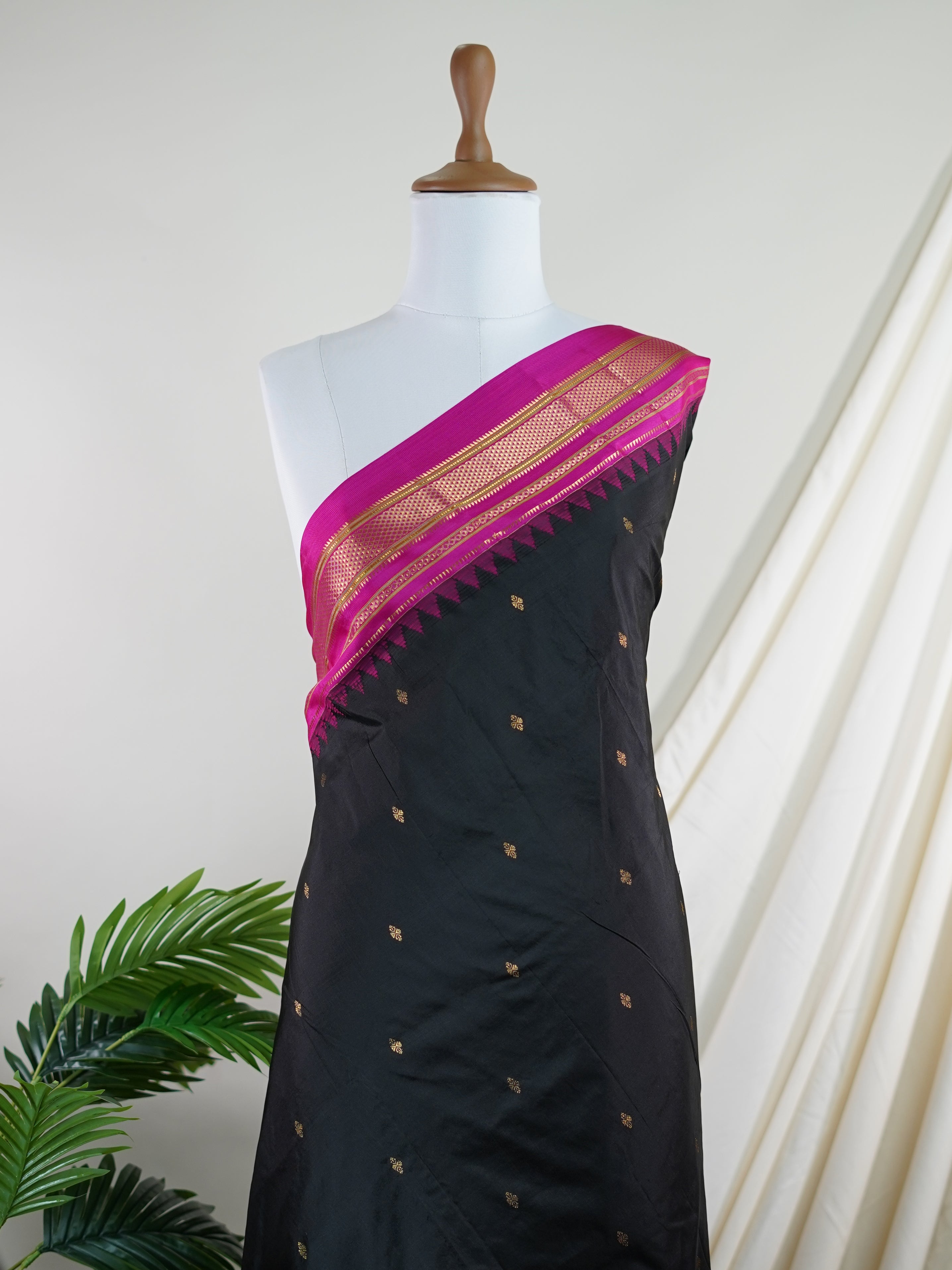 Narayanpet Black 100% Pure Silk - Manoranjitham Weaves - Handloom Store