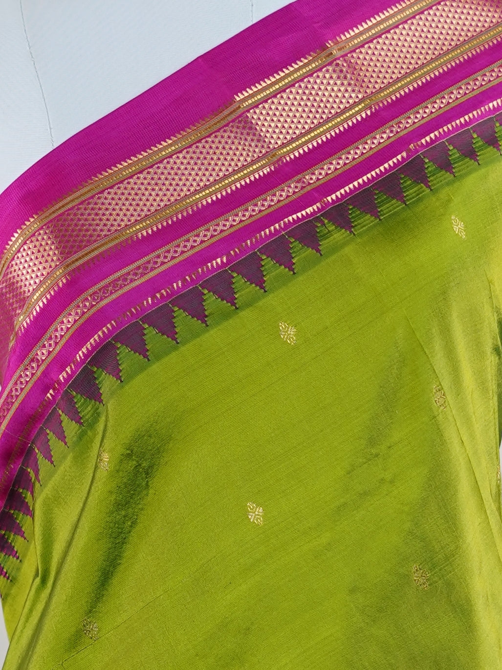 Narayanpet Green 100% Pure Silk - Manoranjitham Weaves - Handloom Store