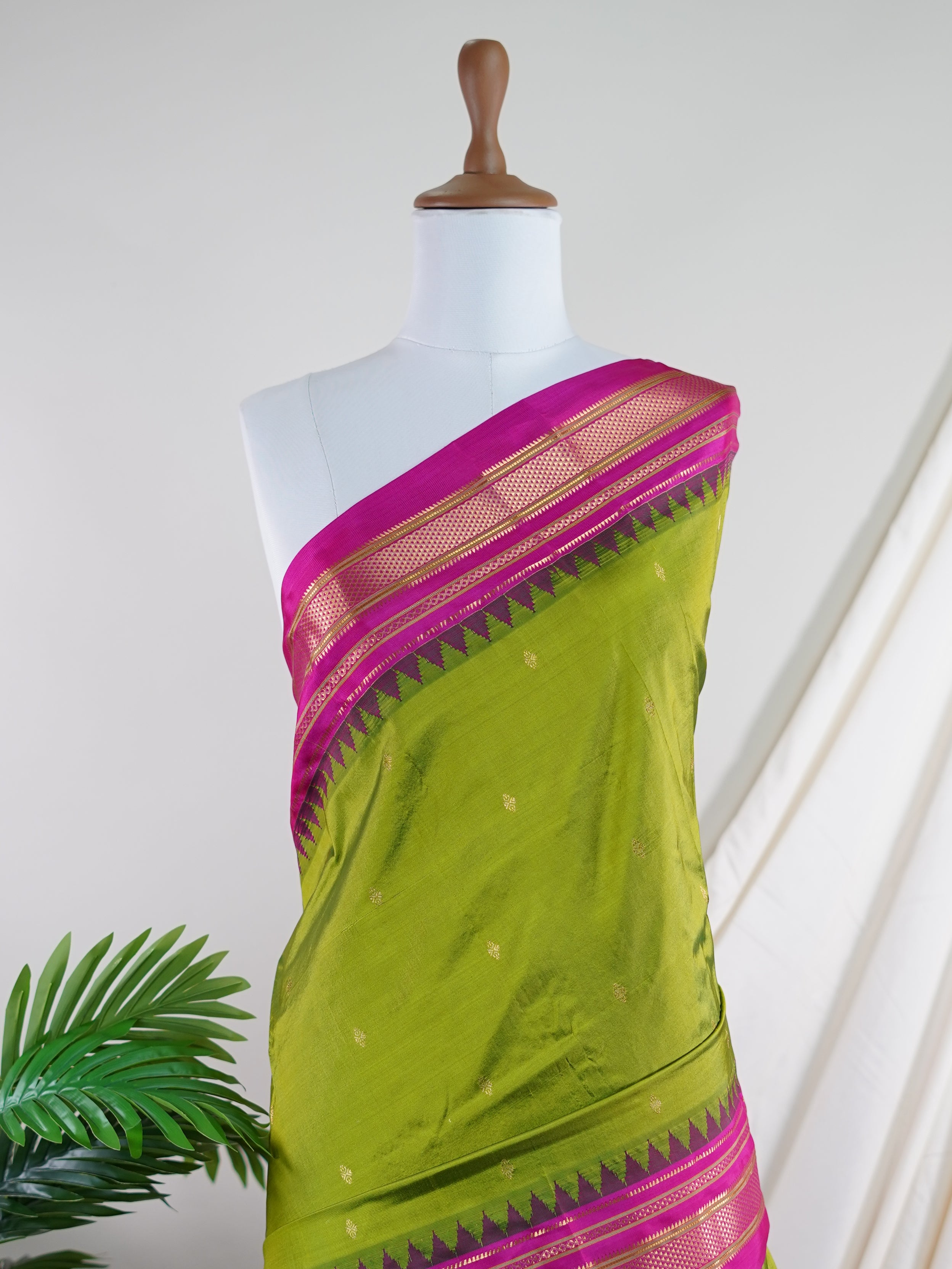 Narayanpet Green 100% Pure Silk - Manoranjitham Weaves - Handloom Store