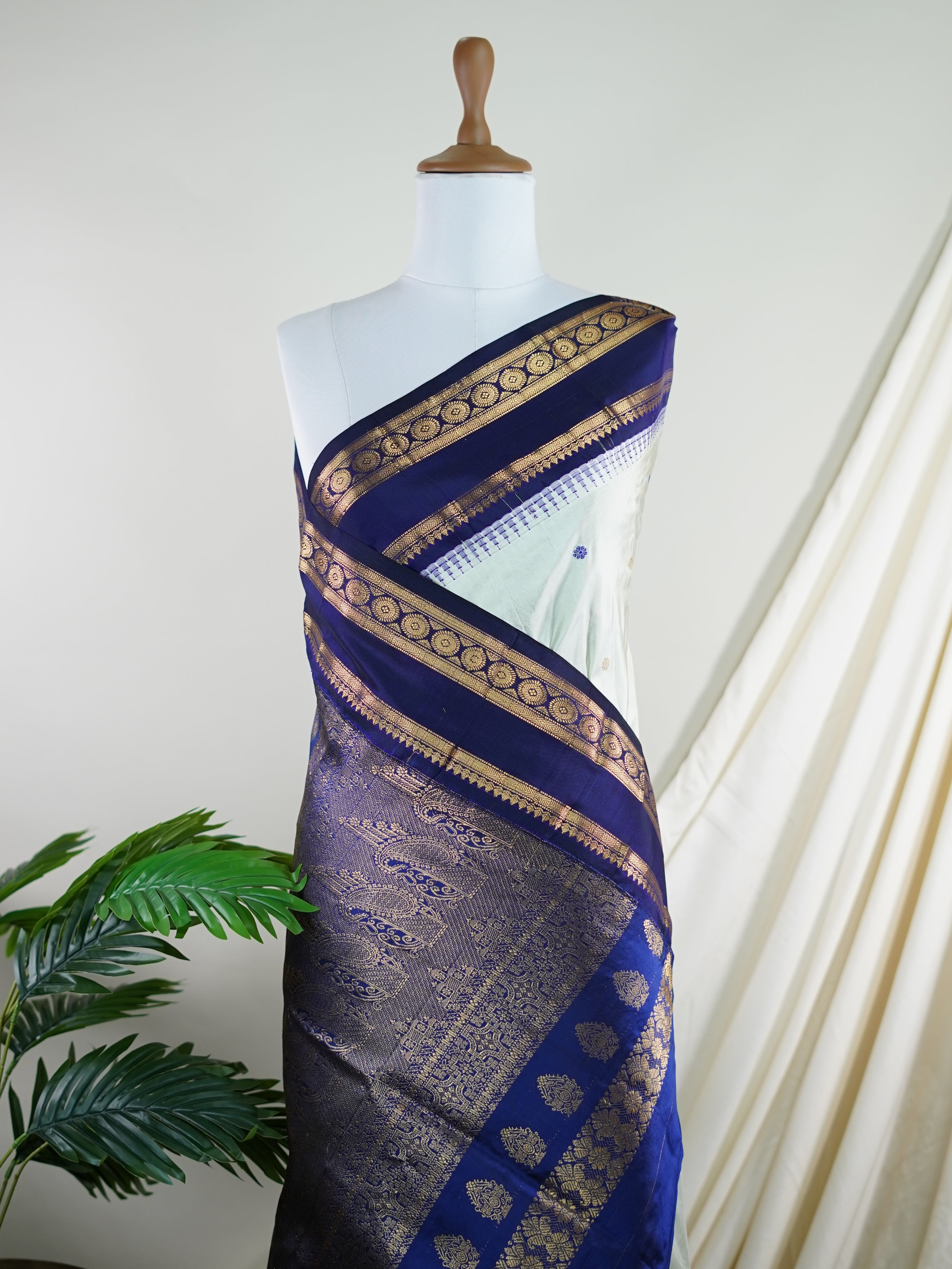 Narayanpet Grey 100% Pure Silk - Manoranjitham Weaves - Handloom Store