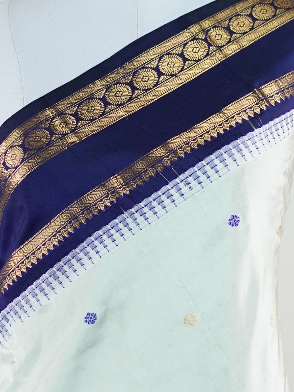 Narayanpet Grey 100% Pure Silk - Manoranjitham Weaves - Handloom Store