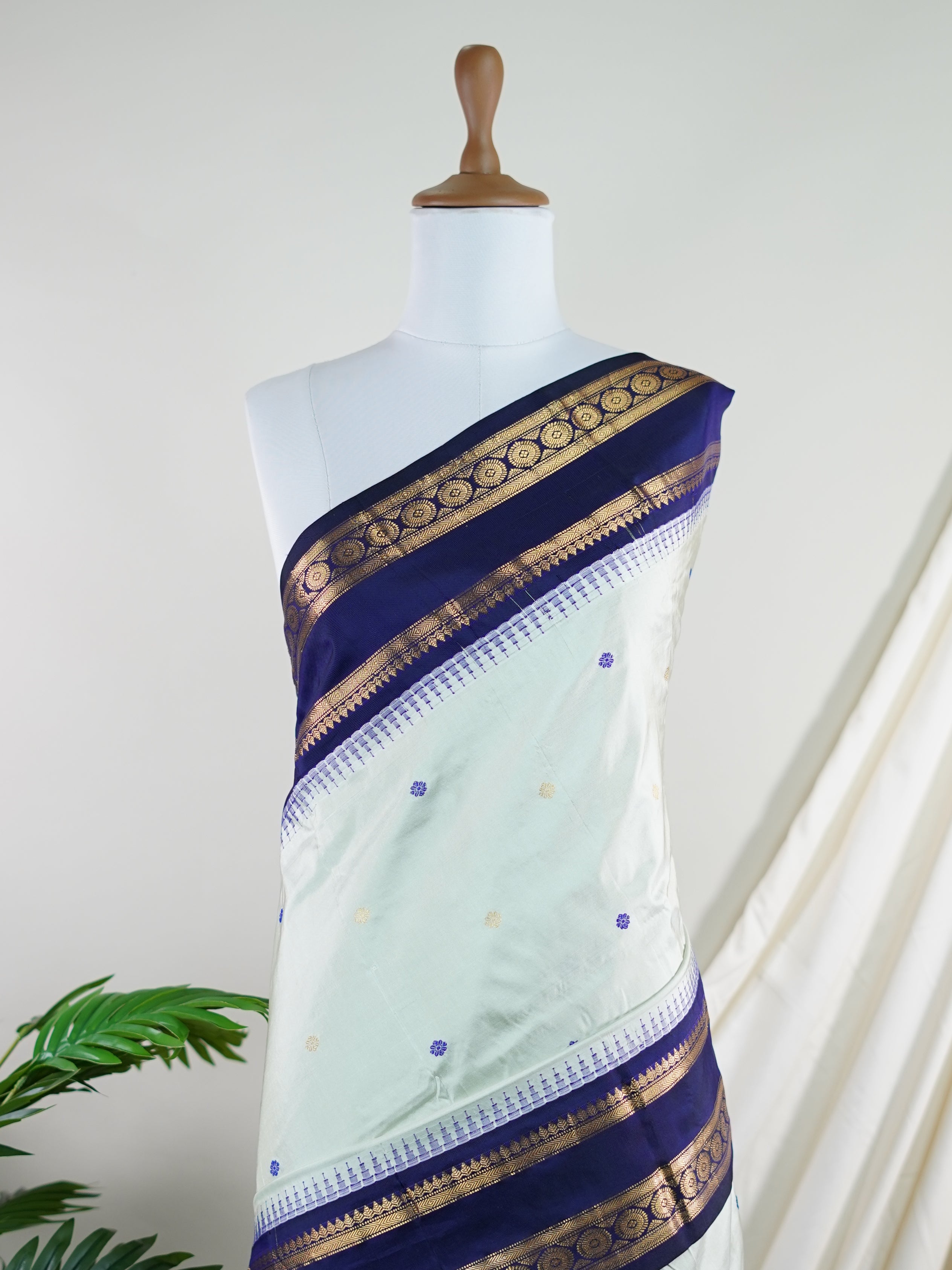 Narayanpet Grey 100% Pure Silk - Manoranjitham Weaves - Handloom Store