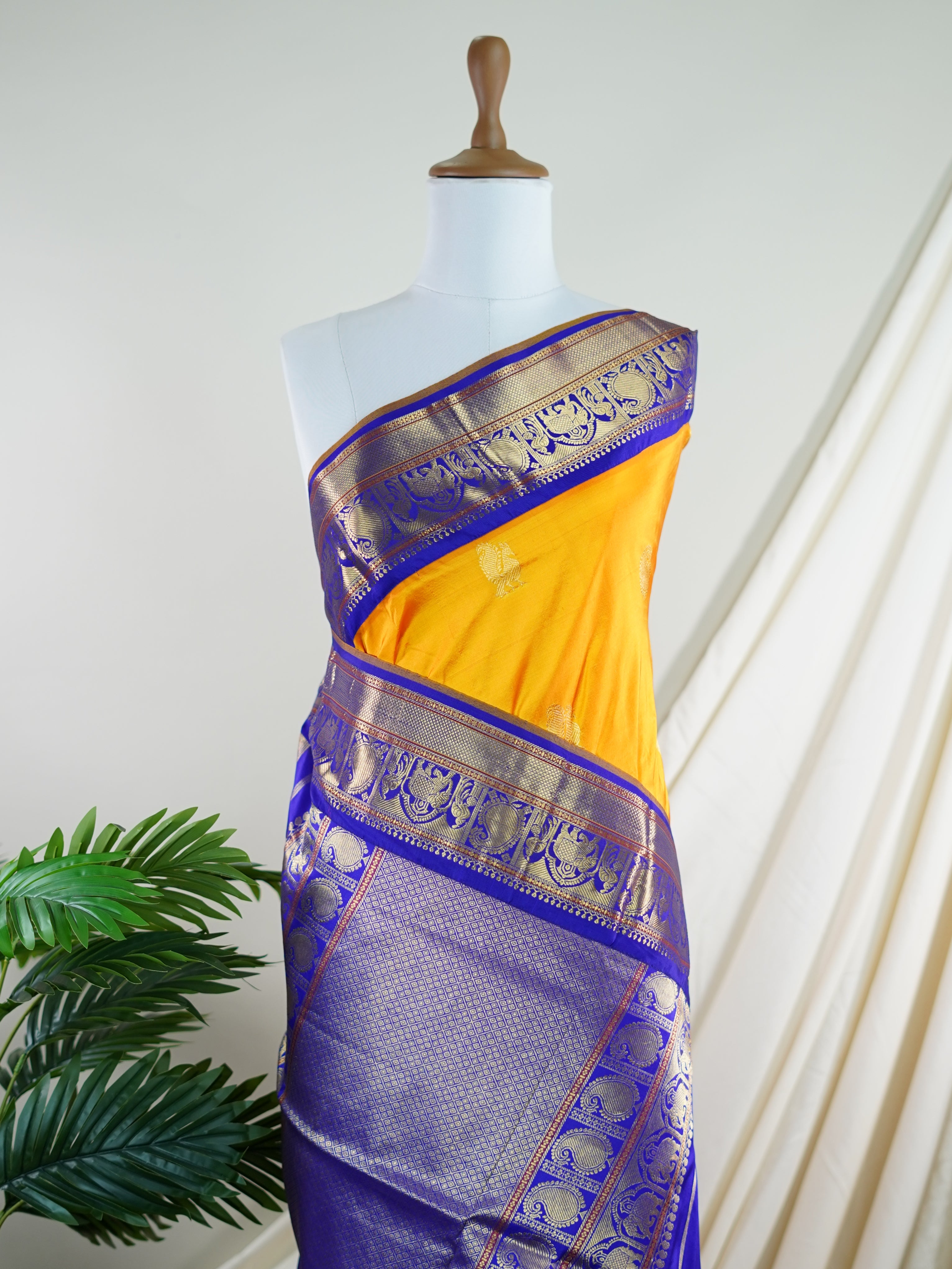 Narayanpet Mango Yellow 100% Pure Silk - Manoranjitham Weaves - Handloom Store