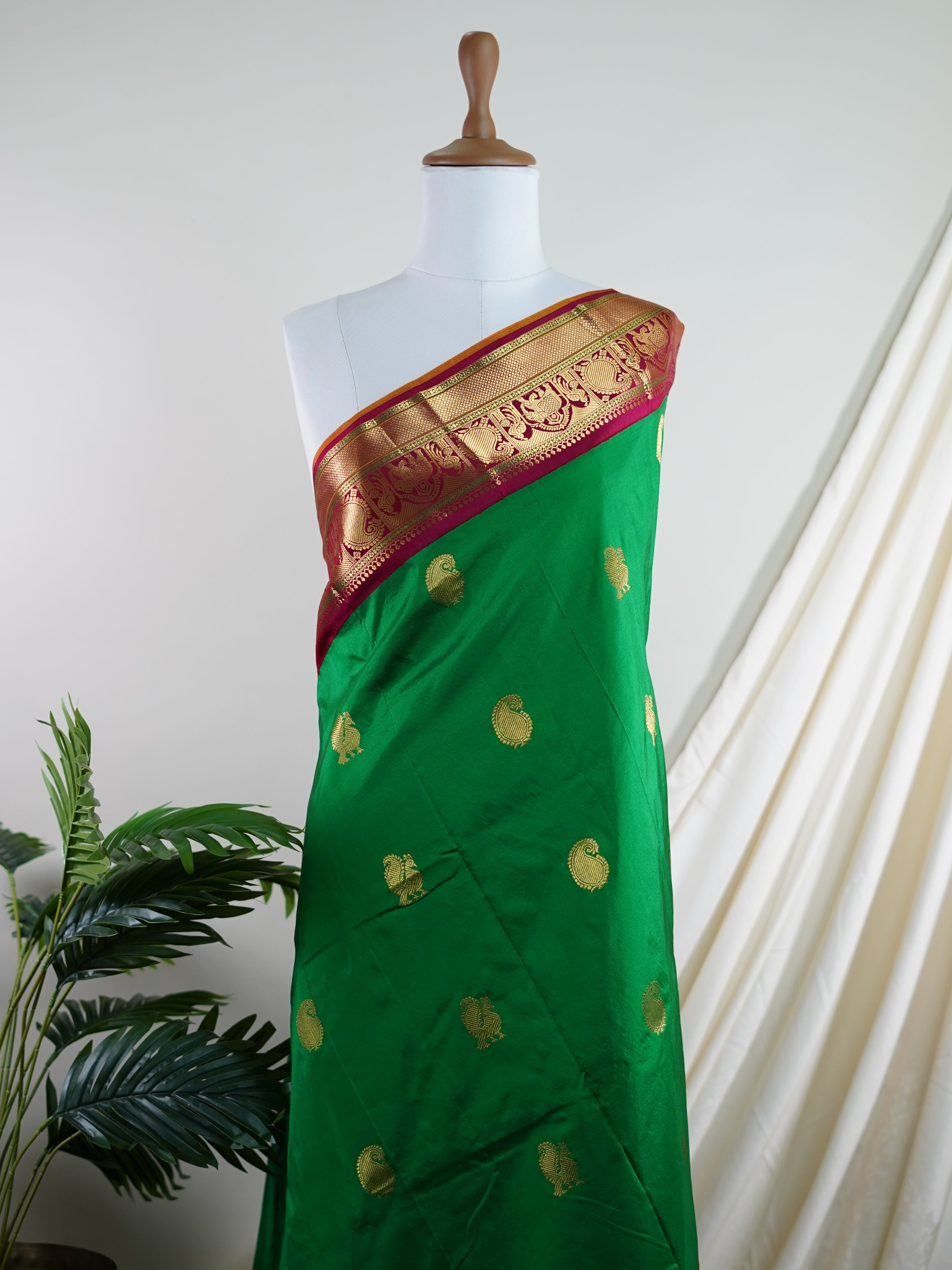 Narayanpet Green 100% Pure Silk - Manoranjitham Weaves - Handloom Store