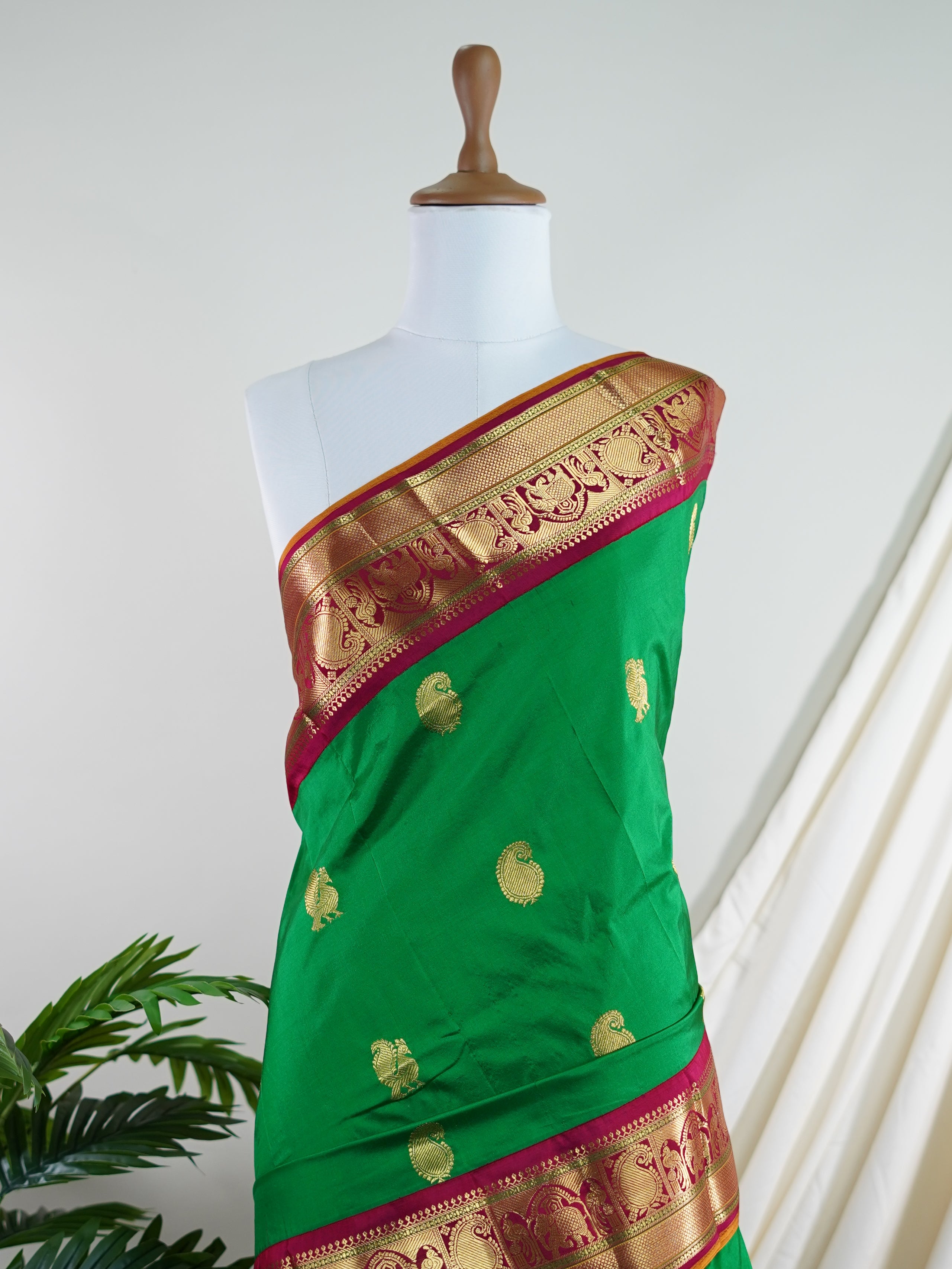 Narayanpet Green 100% Pure Silk - Manoranjitham Weaves - Handloom Store