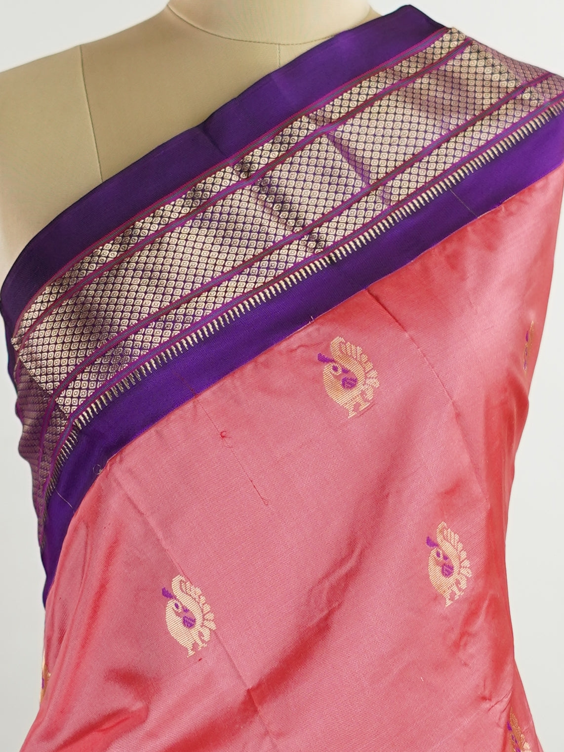 Narayanpet Narayanpet sarees feature elegant plain bodies adorned with delicate buttas, complemented by rich Paithani-style pallus.
These sarees beautifully combine simplicity and tradition, showcasing the perfect harmony of Narayanpet weaving and Paithani artistry. Aparna - Manoranjitham Weaves - Handloom Store
