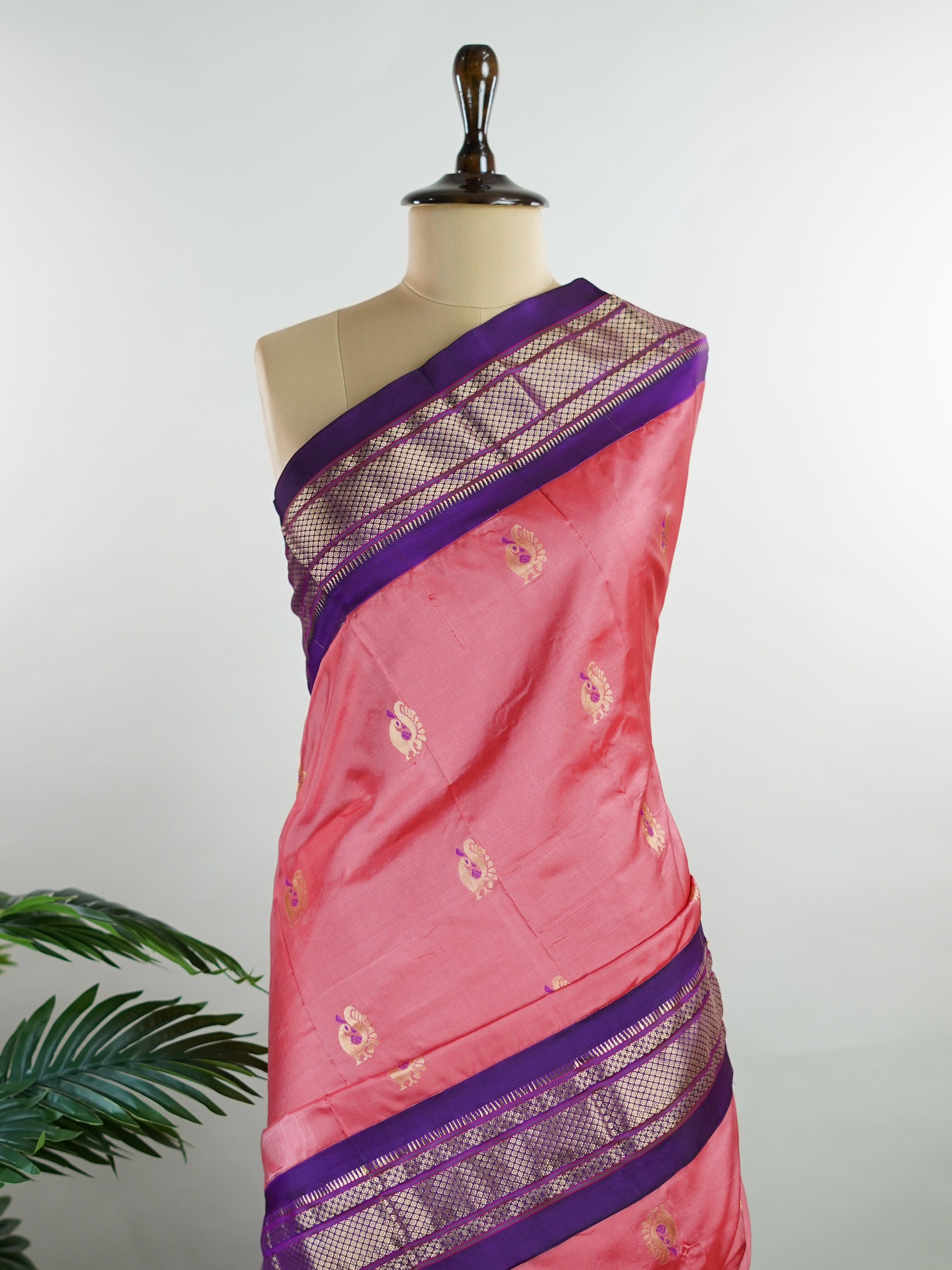 Narayanpet Narayanpet sarees feature elegant plain bodies adorned with delicate buttas, complemented by rich Paithani-style pallus.
These sarees beautifully combine simplicity and tradition, showcasing the perfect harmony of Narayanpet weaving and Paithani artistry. Aparna - Manoranjitham Weaves - Handloom Store