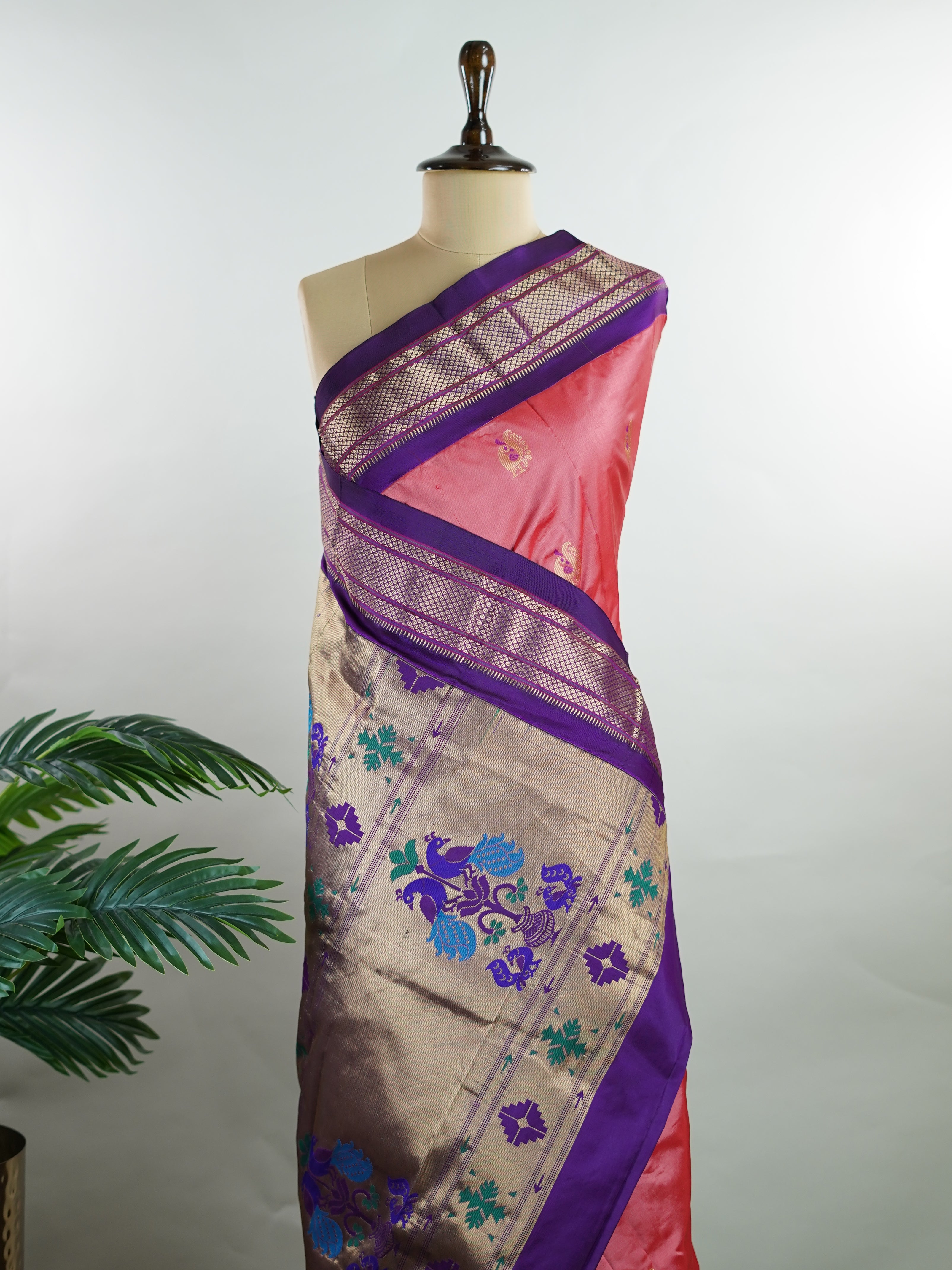 Narayanpet Narayanpet sarees feature elegant plain bodies adorned with delicate buttas, complemented by rich Paithani-style pallus.
These sarees beautifully combine simplicity and tradition, showcasing the perfect harmony of Narayanpet weaving and Paithani artistry. Aparna - Manoranjitham Weaves - Handloom Store