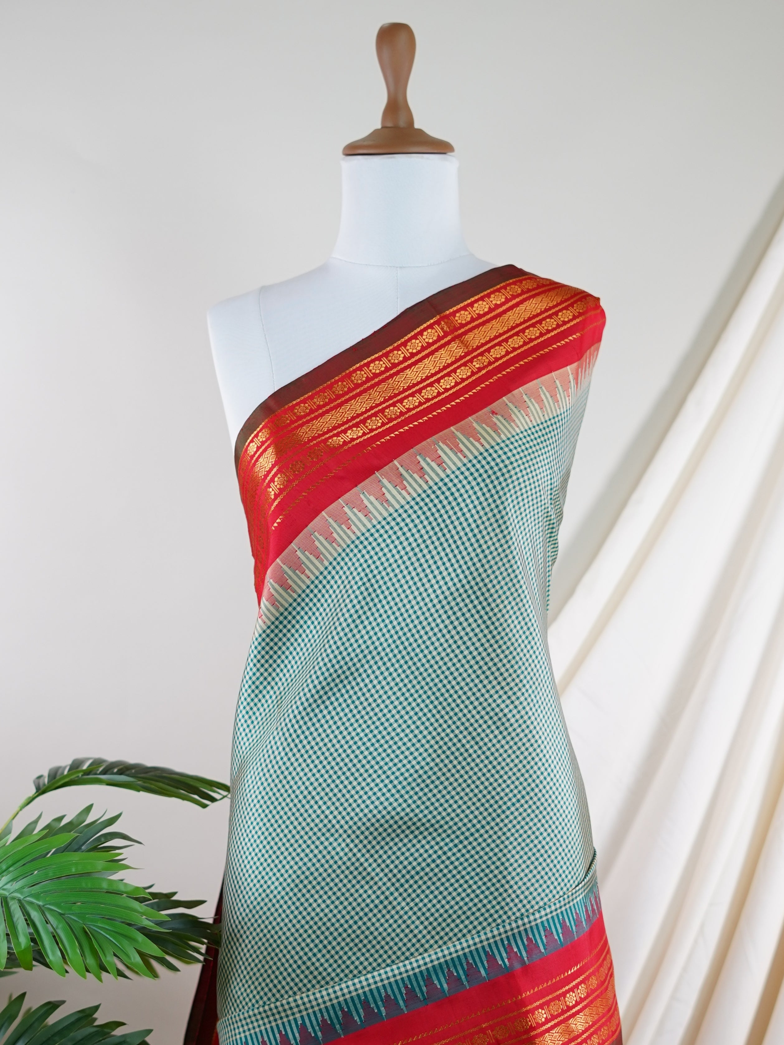 Gadwal Silk Green 100% Pure Silk - Manoranjitham Weaves - Handloom Store