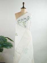 Cottons In soothing grey, this 100% Pure Cotton saree brings quiet beauty to everyday wear.
Floral motifs bloom gently across the body, adding a soft, natural charm.
Woven in Varanasi, it offers breathability and comfort all day long.
A timeless choice for effortless grace.
#PureCottonSaree #GreyElegance #FloralMotifs #VaranasiWeaves #ManoranjithamSarees Dharani - Manoranjitham Weaves - Handloom Store