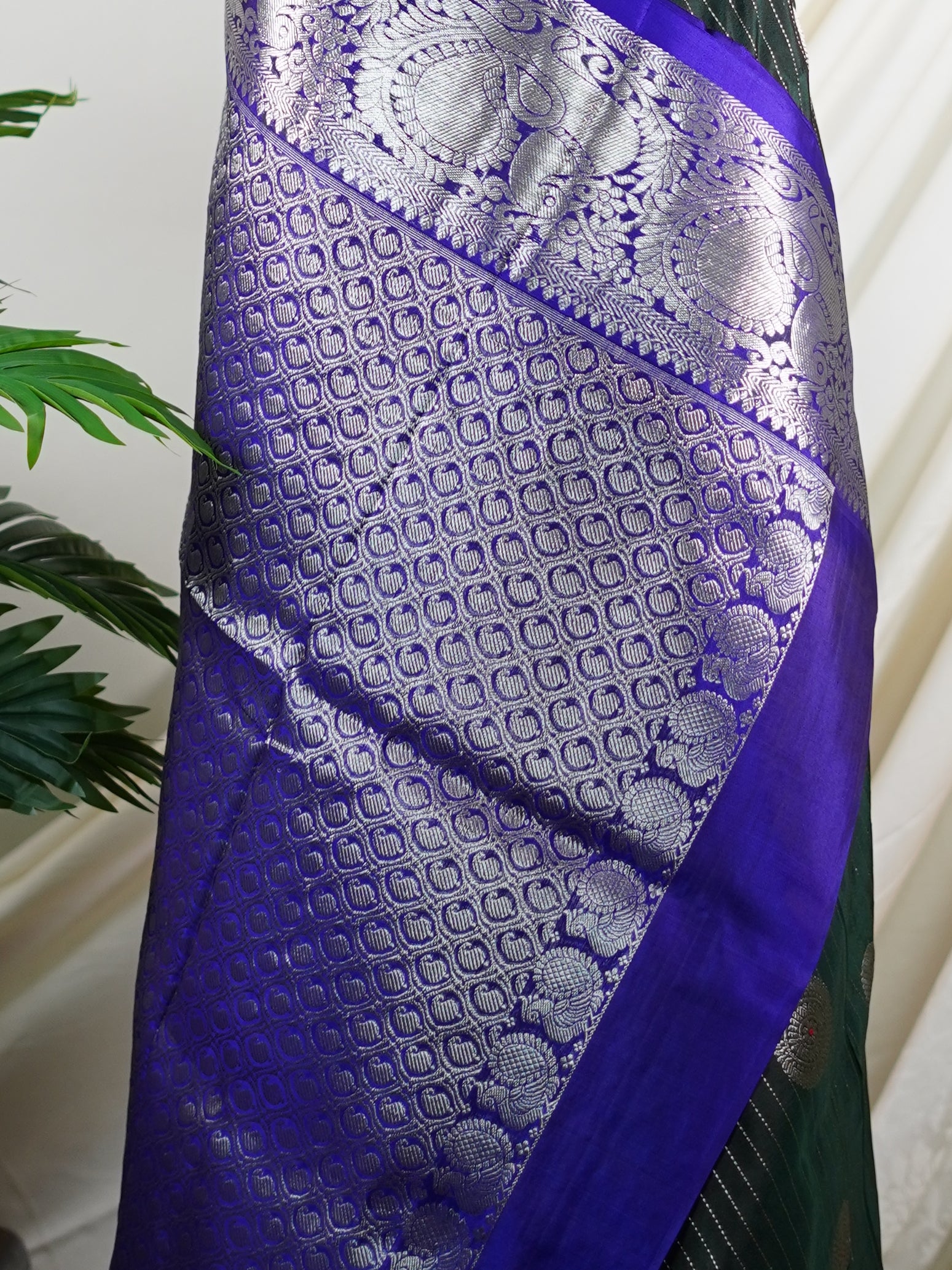 Venkatagiri Silk Bottle green 100% Pure Silk - Manoranjitham Weaves - Handloom Store