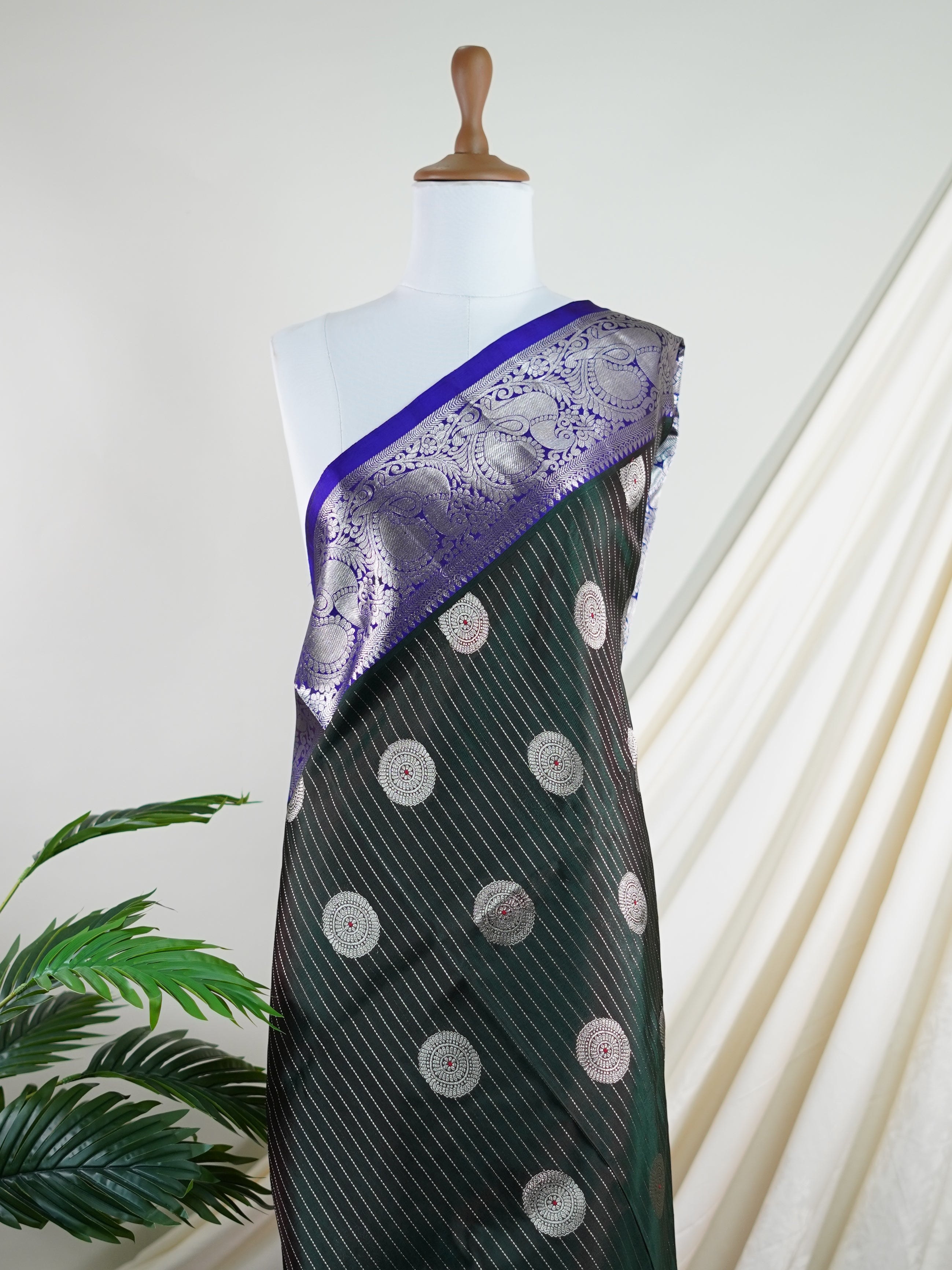 Venkatagiri Silk Bottle green 100% Pure Silk - Manoranjitham Weaves - Handloom Store