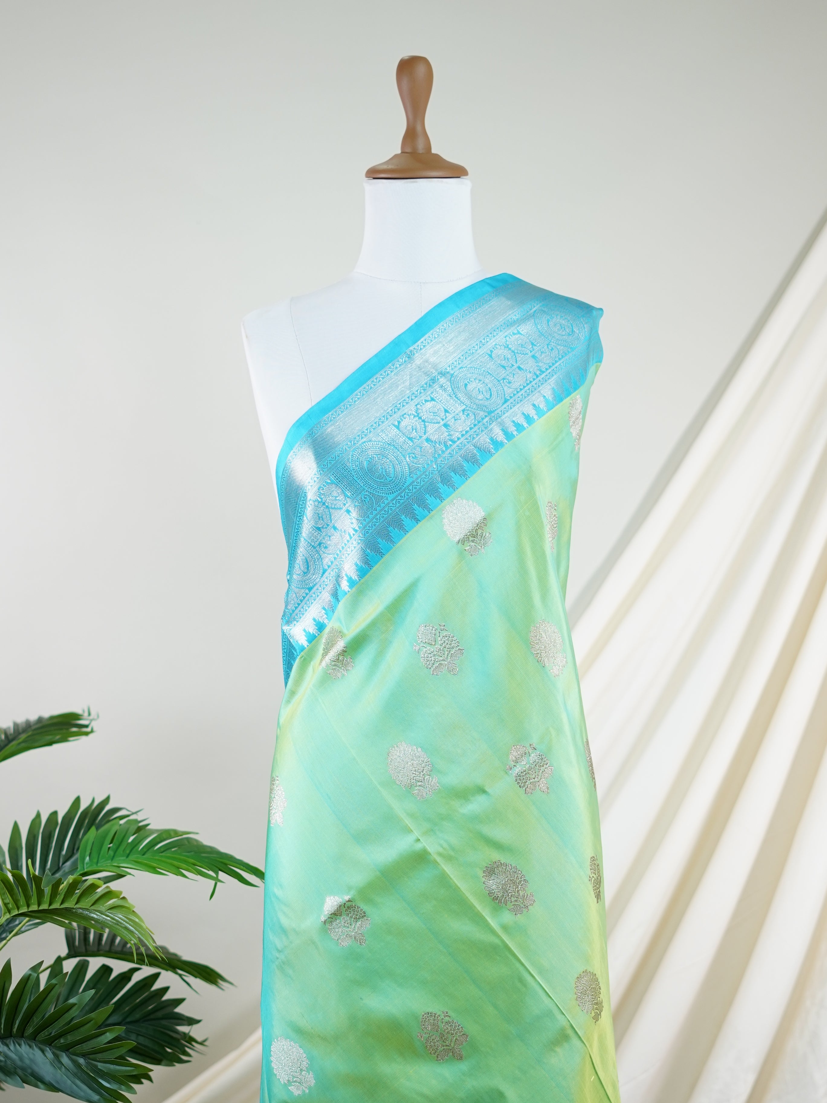 Venkatagiri Silk Freen 100% Pure Silk - Manoranjitham Weaves - Handloom Store