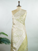 Semi Silk In a lush green hue with fine gold zari jaal, this semi tissue saree from Varanasi shimmers with understated grandeur. The delicate weave and sheer finish create a light yet festive drape—perfect for elegant rituals and serene celebrations.
#SemiTissueSaree #FineZariWeave #GreenAndGold #VaranasiElegance #HandloomHeritage #Manoranjitham #ManoranjithamStyle Nayana - Manoranjitham Weaves - Handloom Store