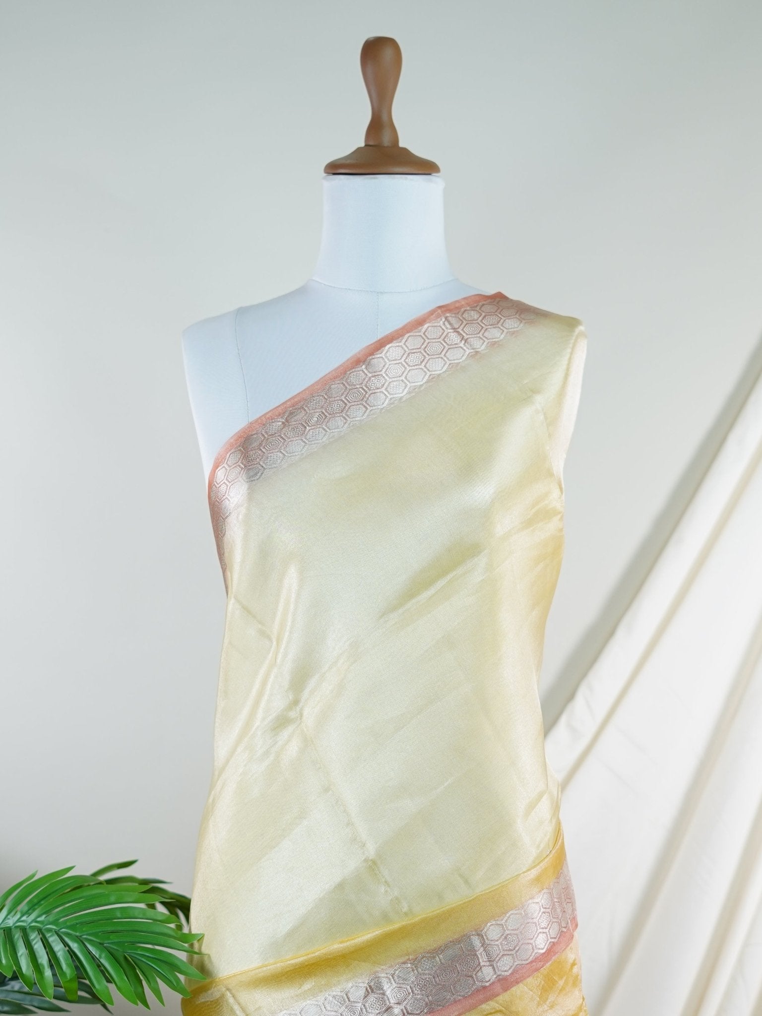 Tissue Gold 100% Pure Tissue - Manoranjitham Weaves - Handloom Store