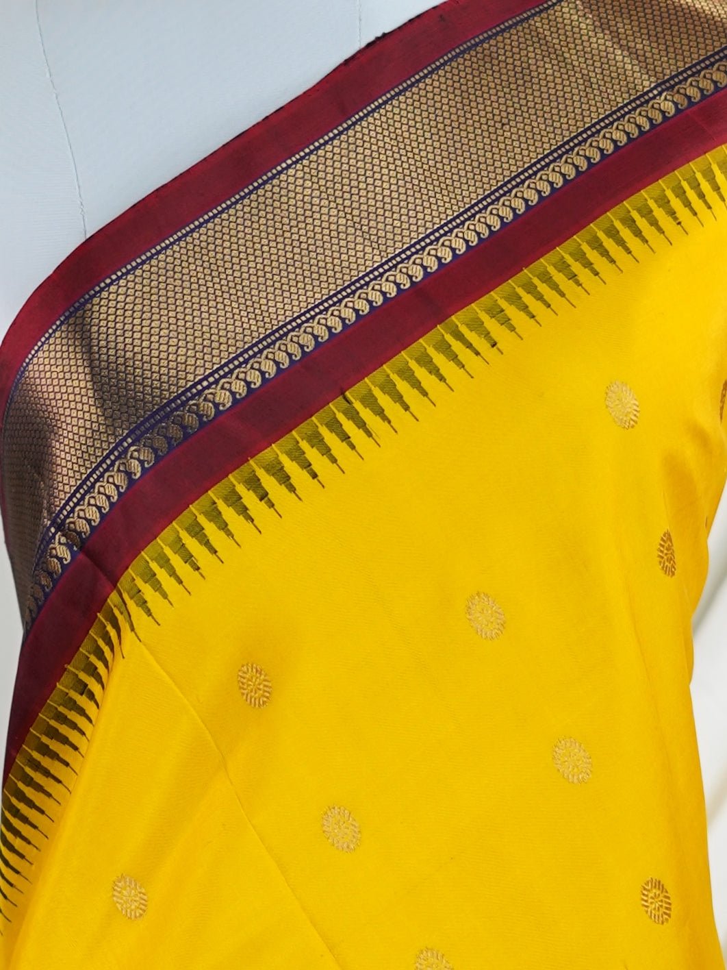Gadwal Silk Yellowish Green 100% Pure Silk - Manoranjitham Weaves - Handloom Store