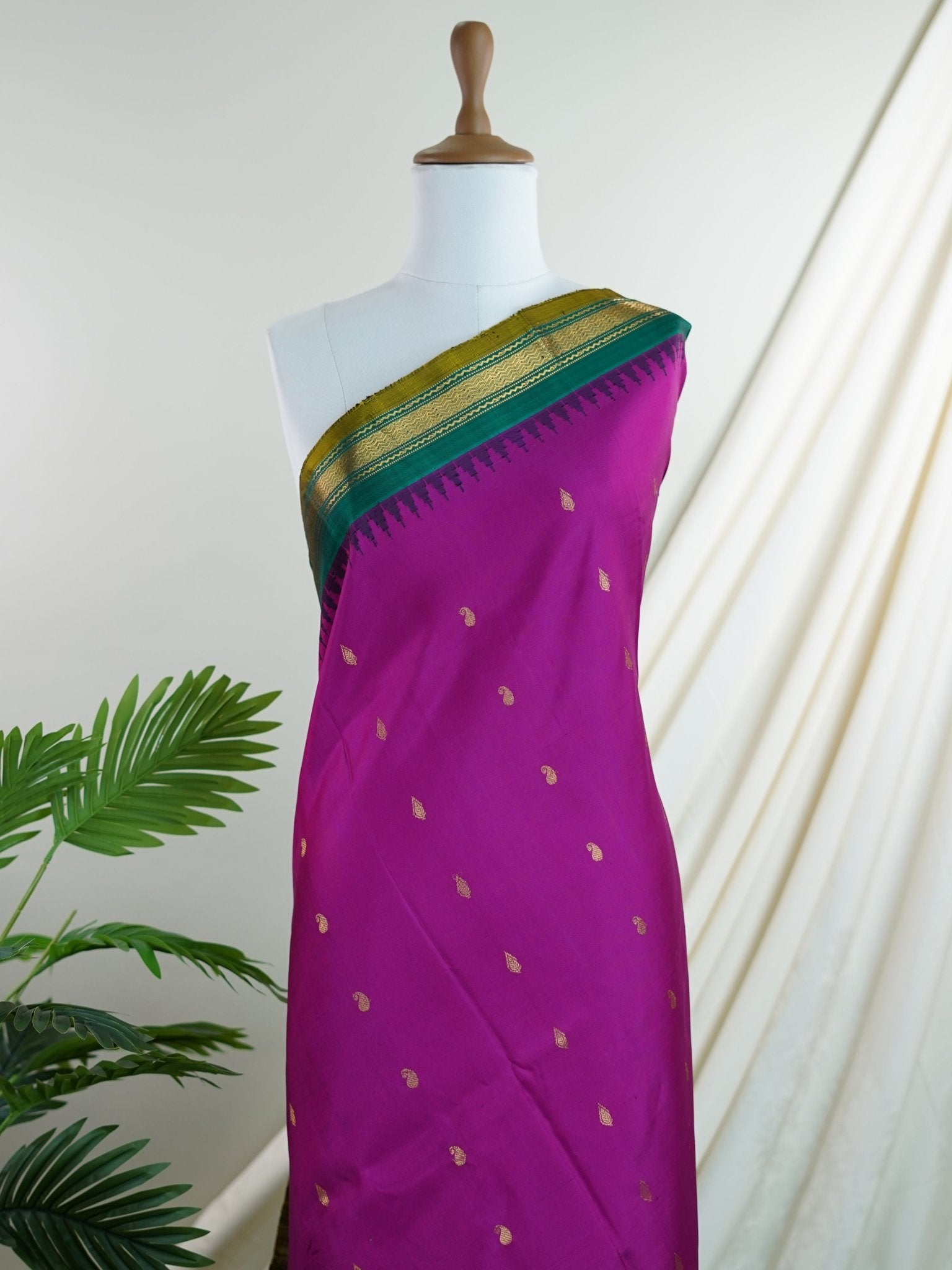 Gadwal Silk Meganta 100% Pure Silk - Manoranjitham Weaves - Handloom Store