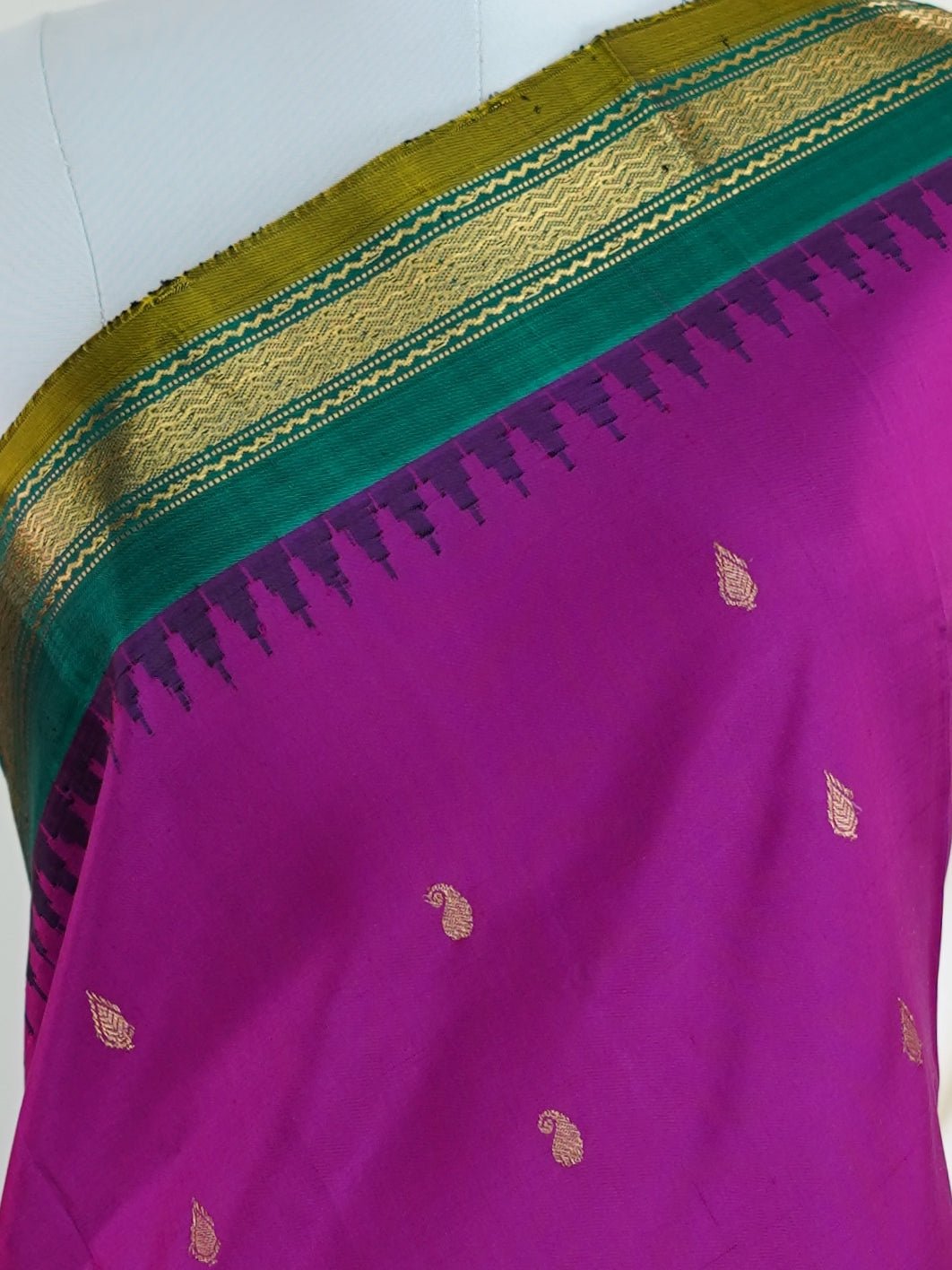 Gadwal Silk Meganta 100% Pure Silk - Manoranjitham Weaves - Handloom Store