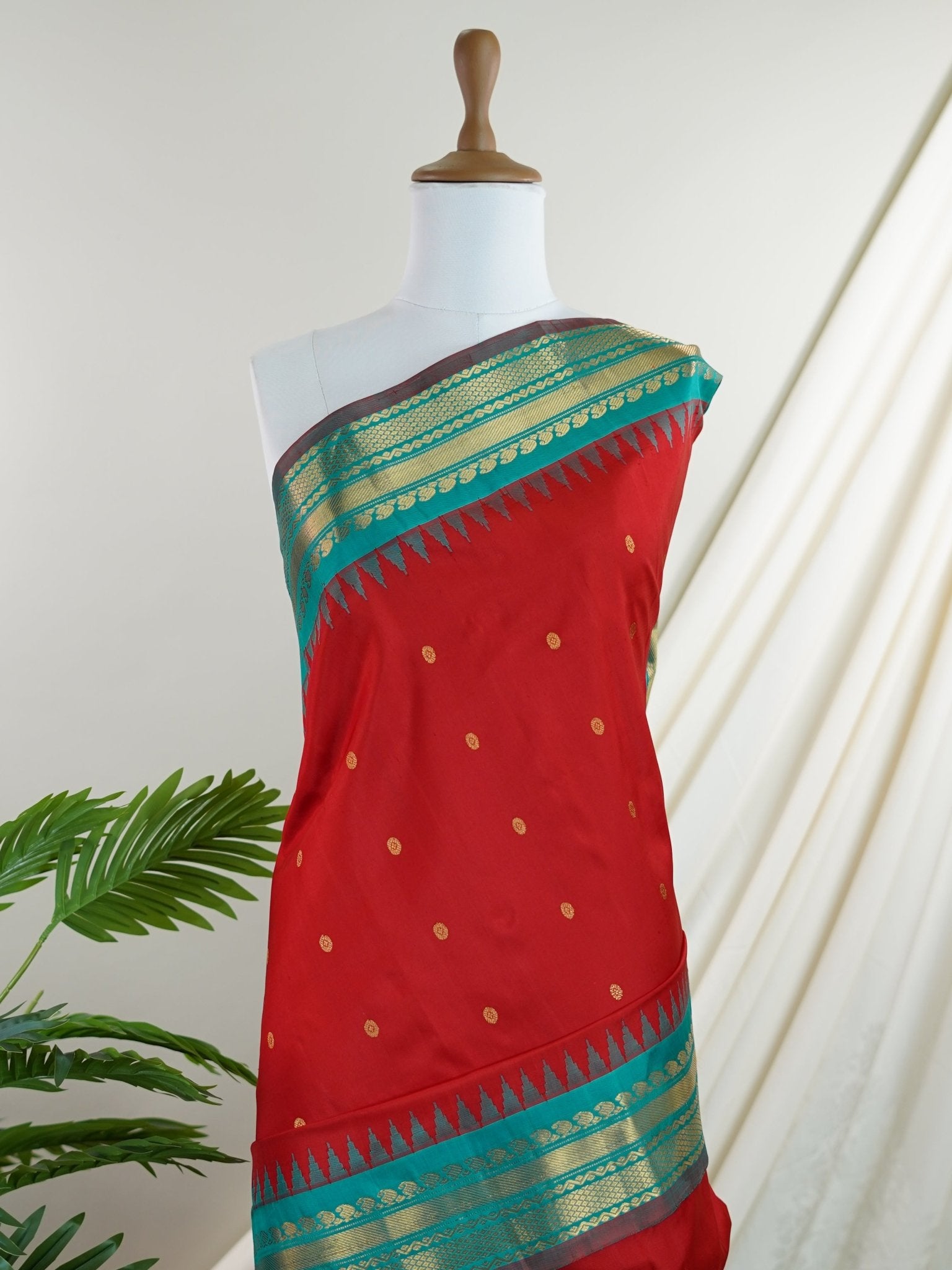 Gadwal Silk Red 100% Pure Silk - Manoranjitham Weaves - Handloom Store