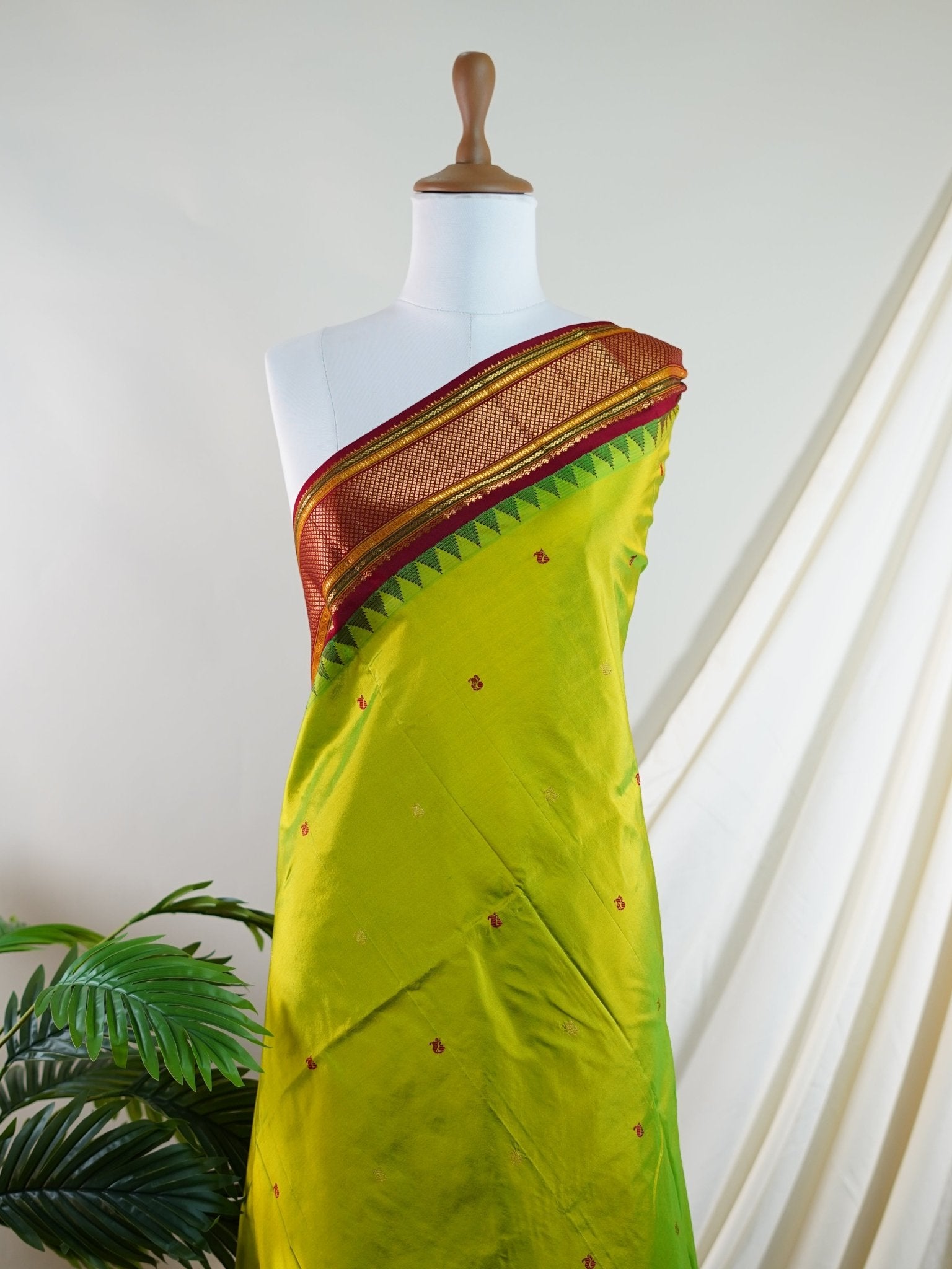 Narayanpet Parrot Green 100% Pure Silk - Manoranjitham Weaves - Handloom Store