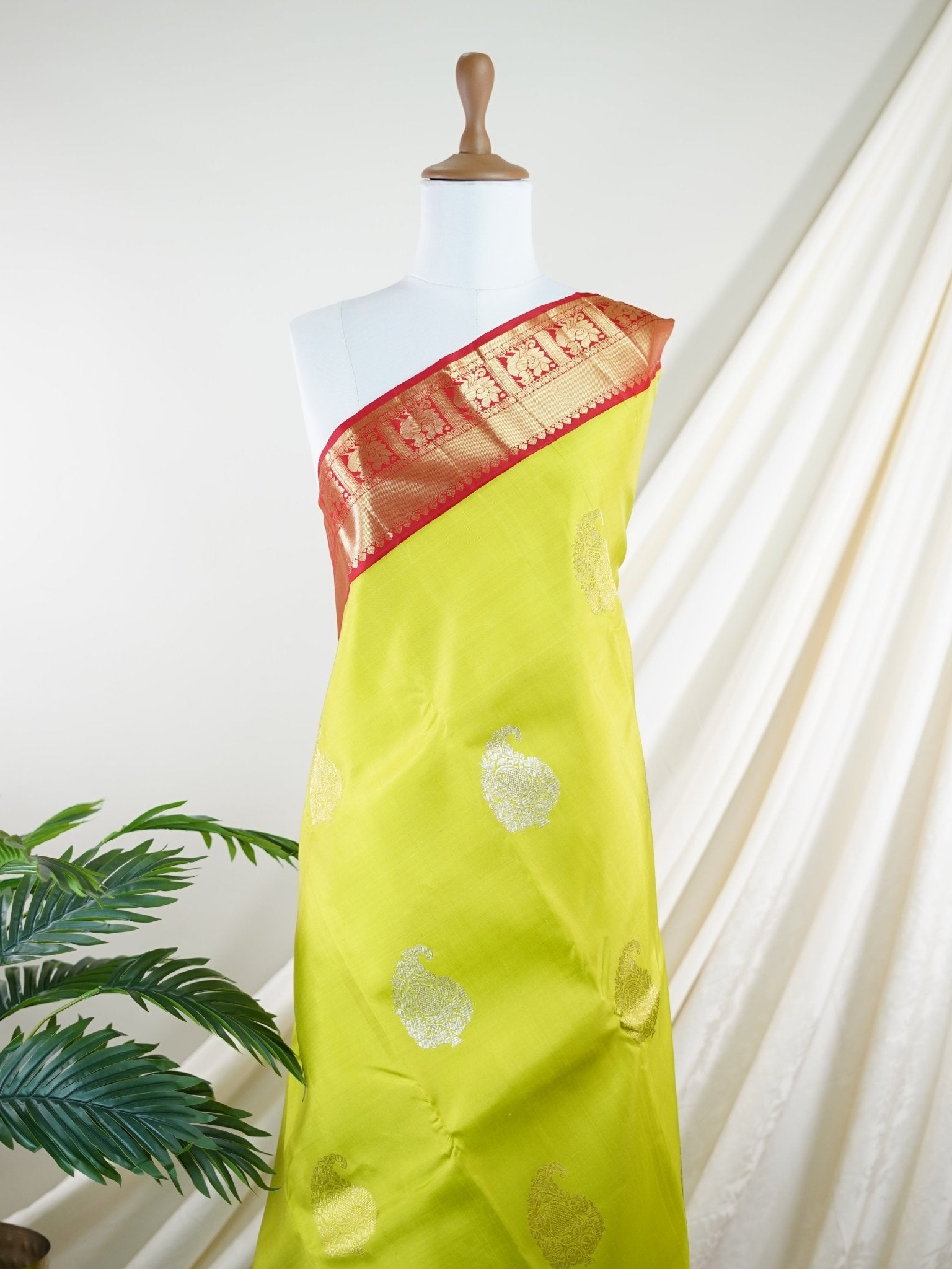 Kanchipuram Silk Green 100% Pure Silk - Manoranjitham Weaves - Handloom Store