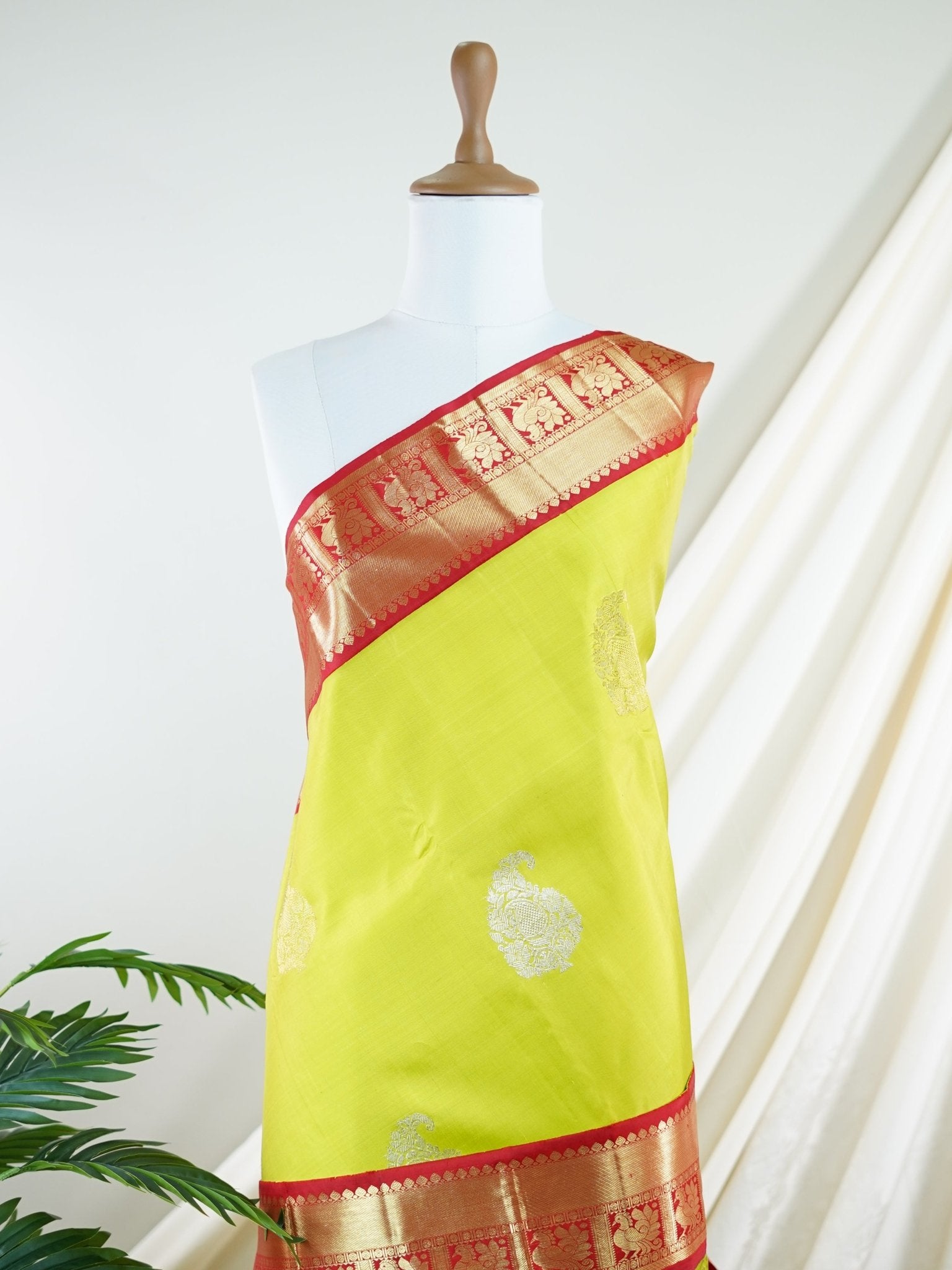 Kanchipuram Silk Green 100% Pure Silk - Manoranjitham Weaves - Handloom Store