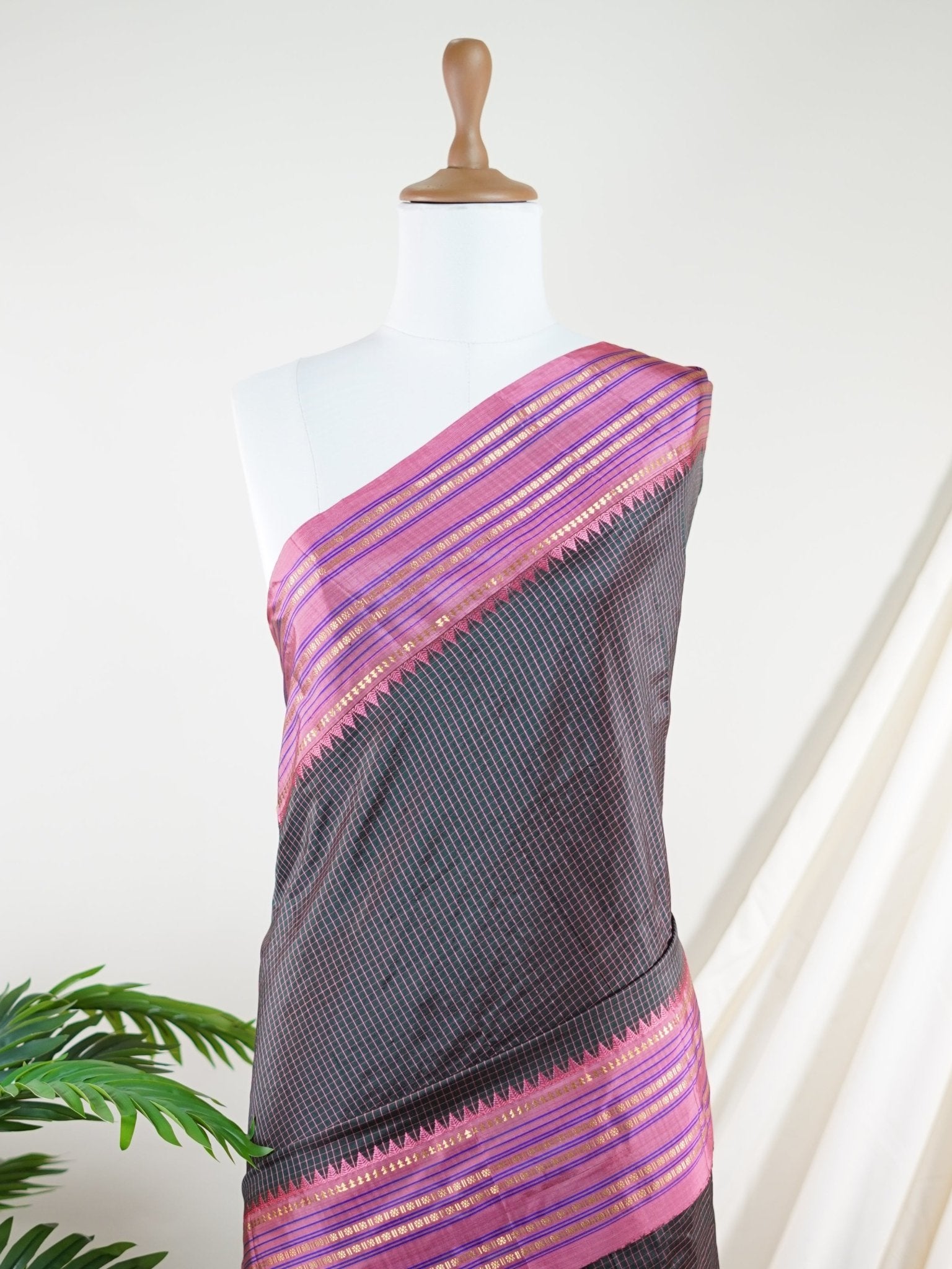 Narayanpet Black 100% Pure Silk - Manoranjitham Weaves - Handloom Store