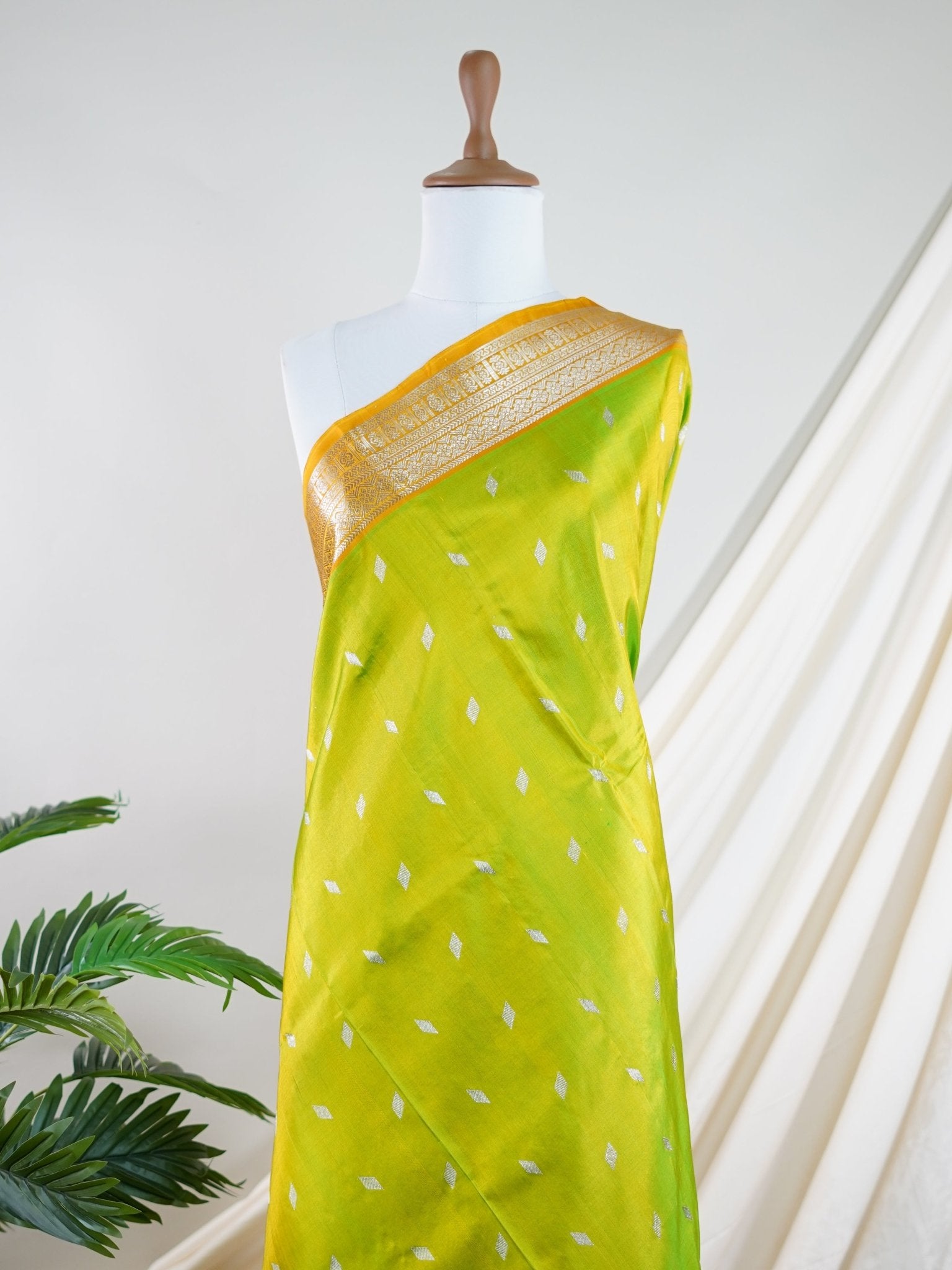 Venkatagiri Silk Leafy green 100% Pure Silk - Manoranjitham Weaves - Handloom Store