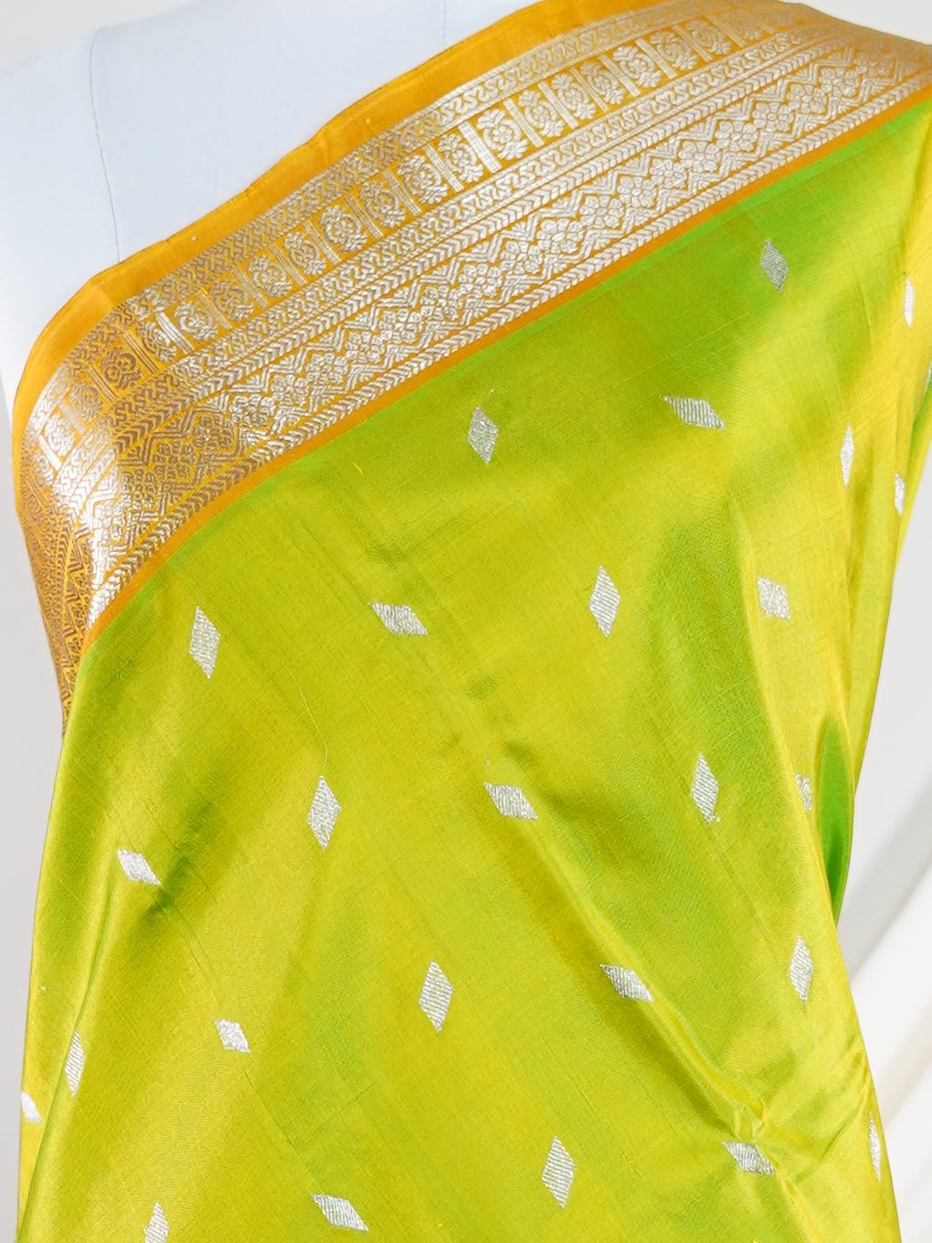 Venkatagiri Silk Leafy green 100% Pure Silk - Manoranjitham Weaves - Handloom Store