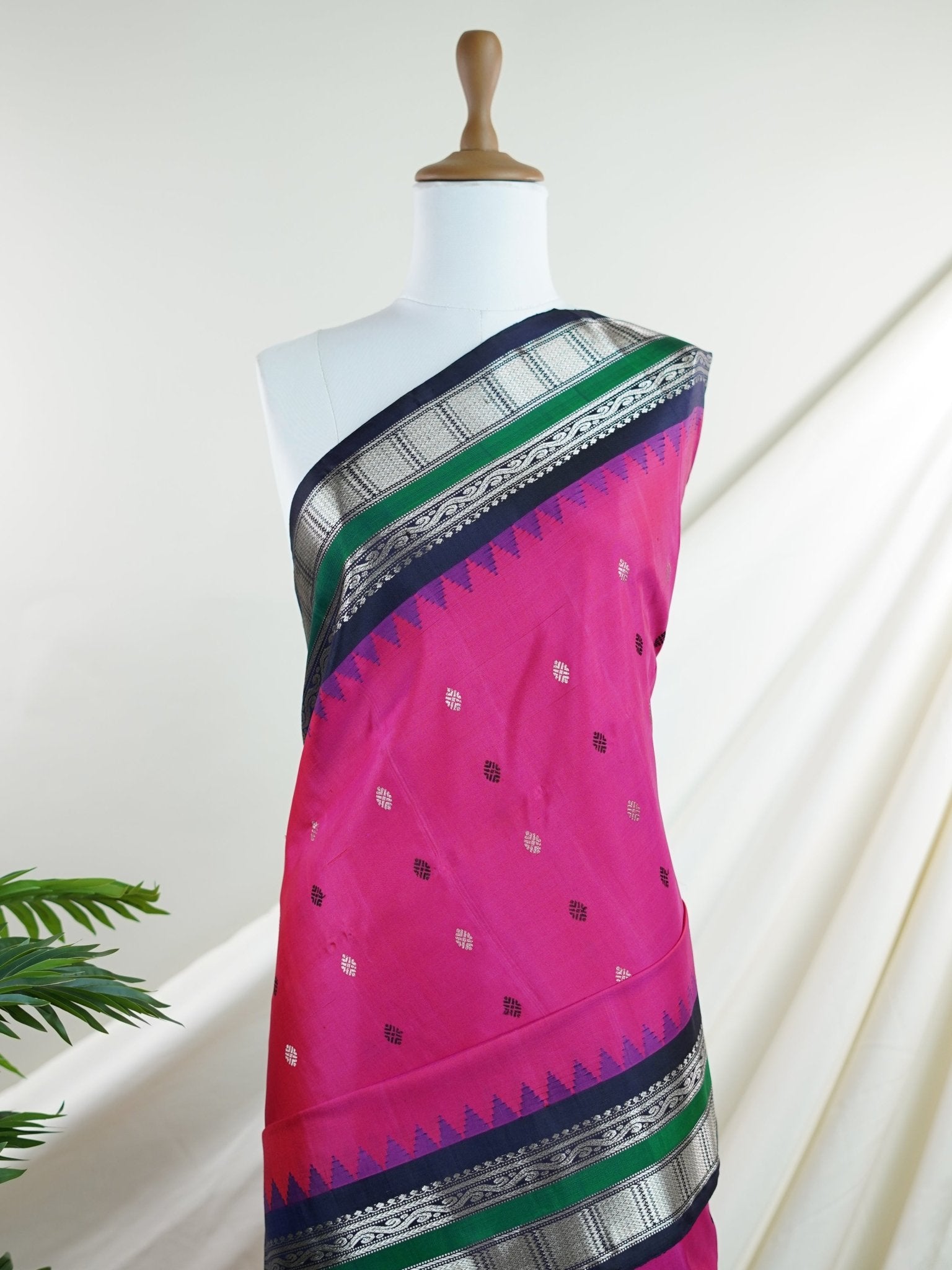 Gadwal Silk 100% Pure Silk - Manoranjitham Weaves - Handloom Store