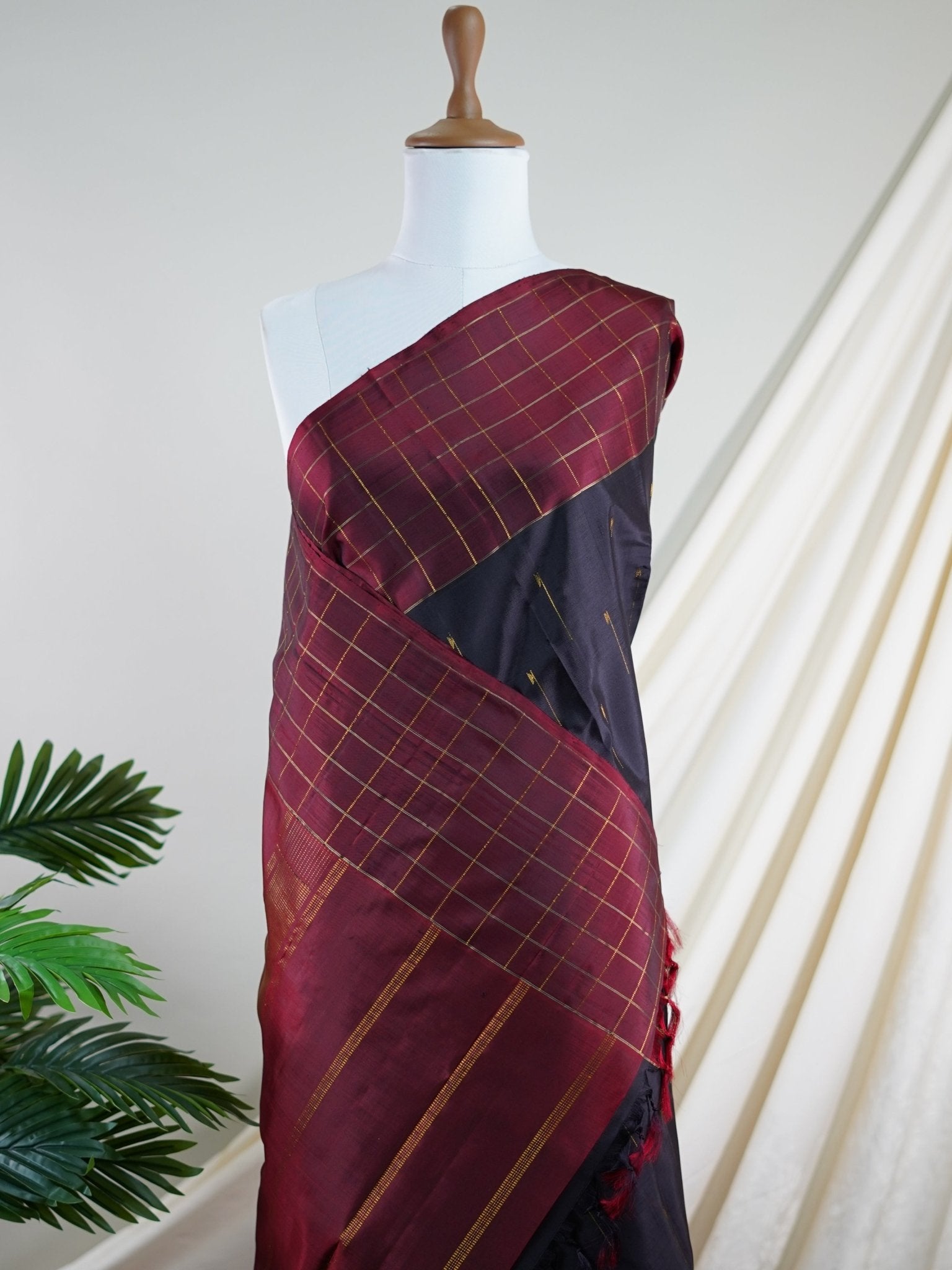 Kanchipuram Silk Black 100% Pure Silk - Manoranjitham Weaves - Handloom Store