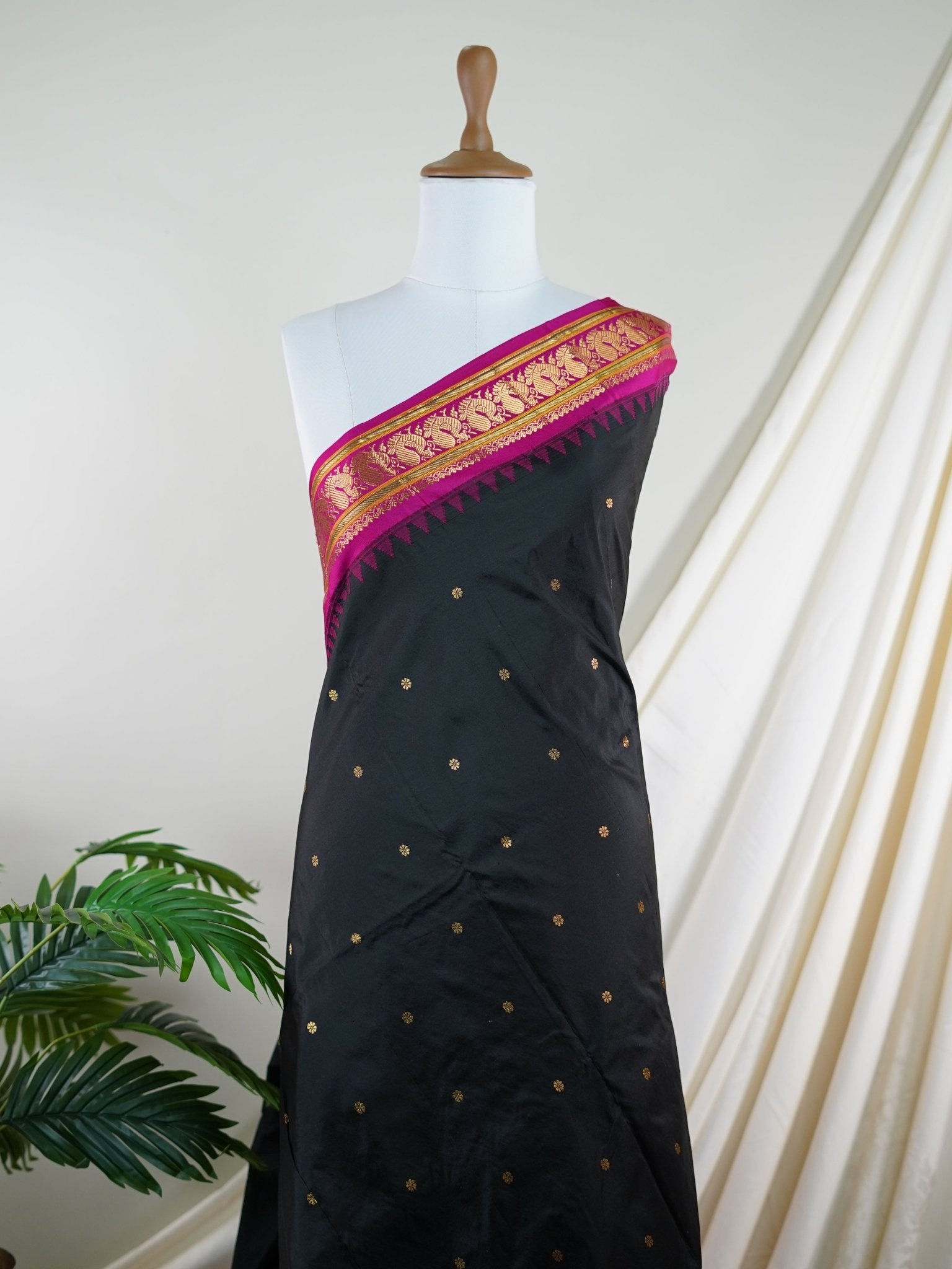 Narayanpet Black 100% Pure Silk - Manoranjitham Weaves - Handloom Store