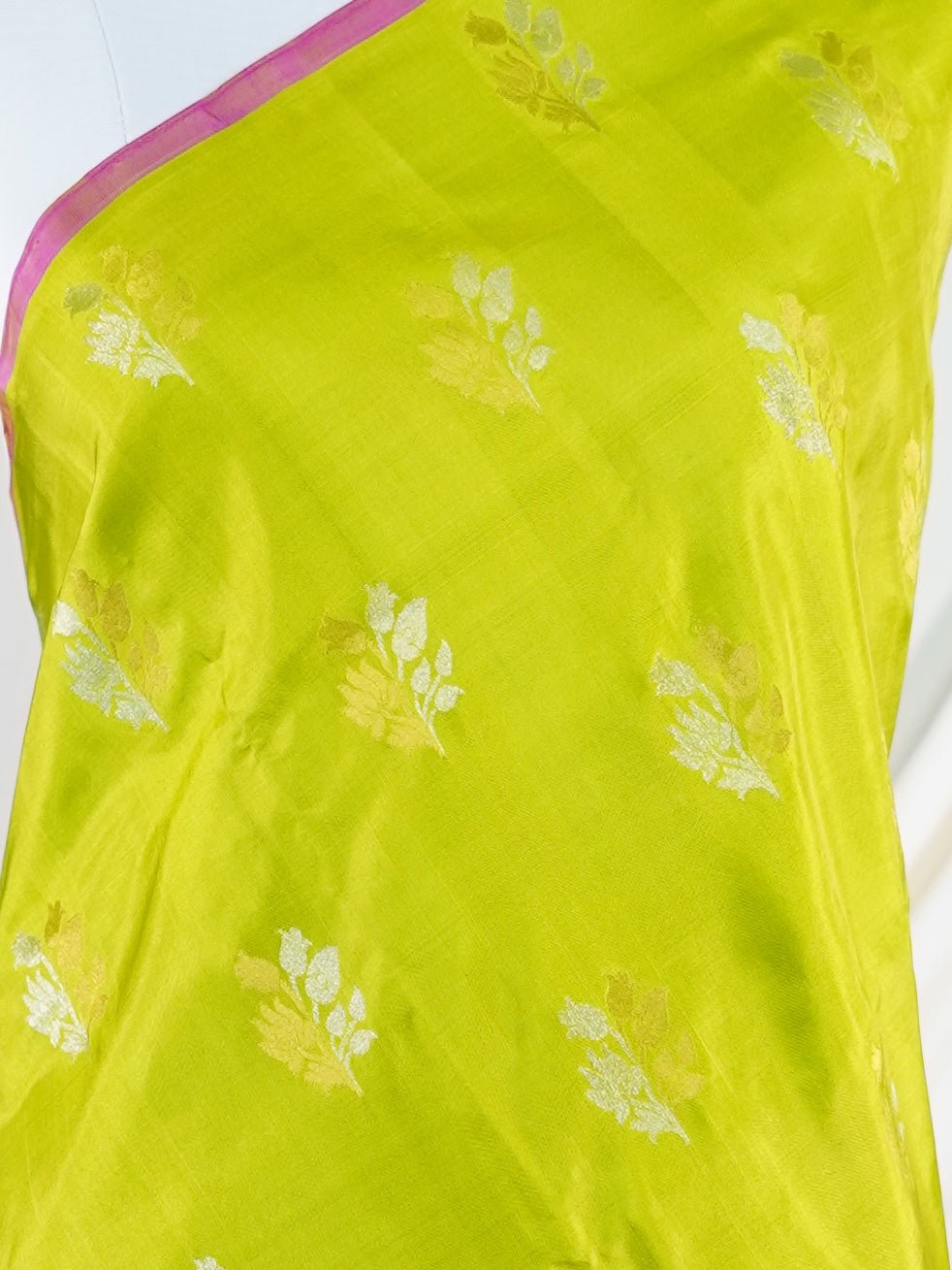 Venkatagiri Silk Parrot Green 100% Pure Silk - Manoranjitham Weaves - Handloom Store