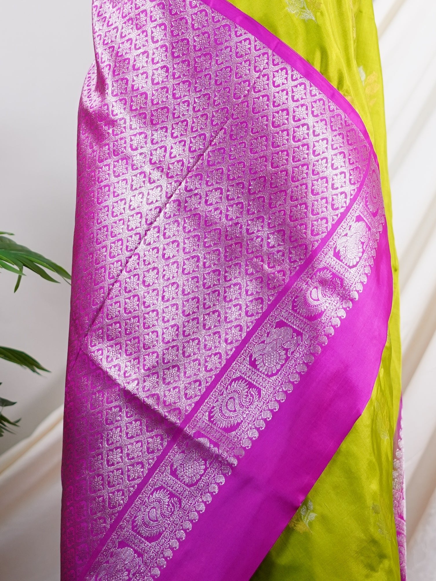 Venkatagiri Silk Parrot Green 100% Pure Silk - Manoranjitham Weaves - Handloom Store