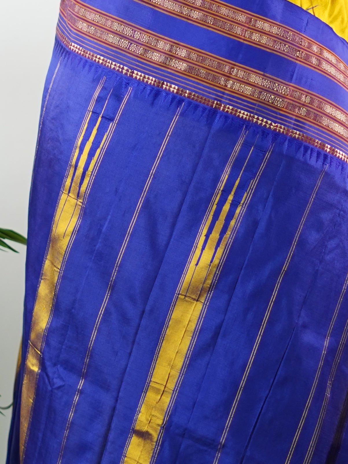 Narayanpet Yellowish Green 100% Pure Silk - Manoranjitham Weaves - Handloom Store