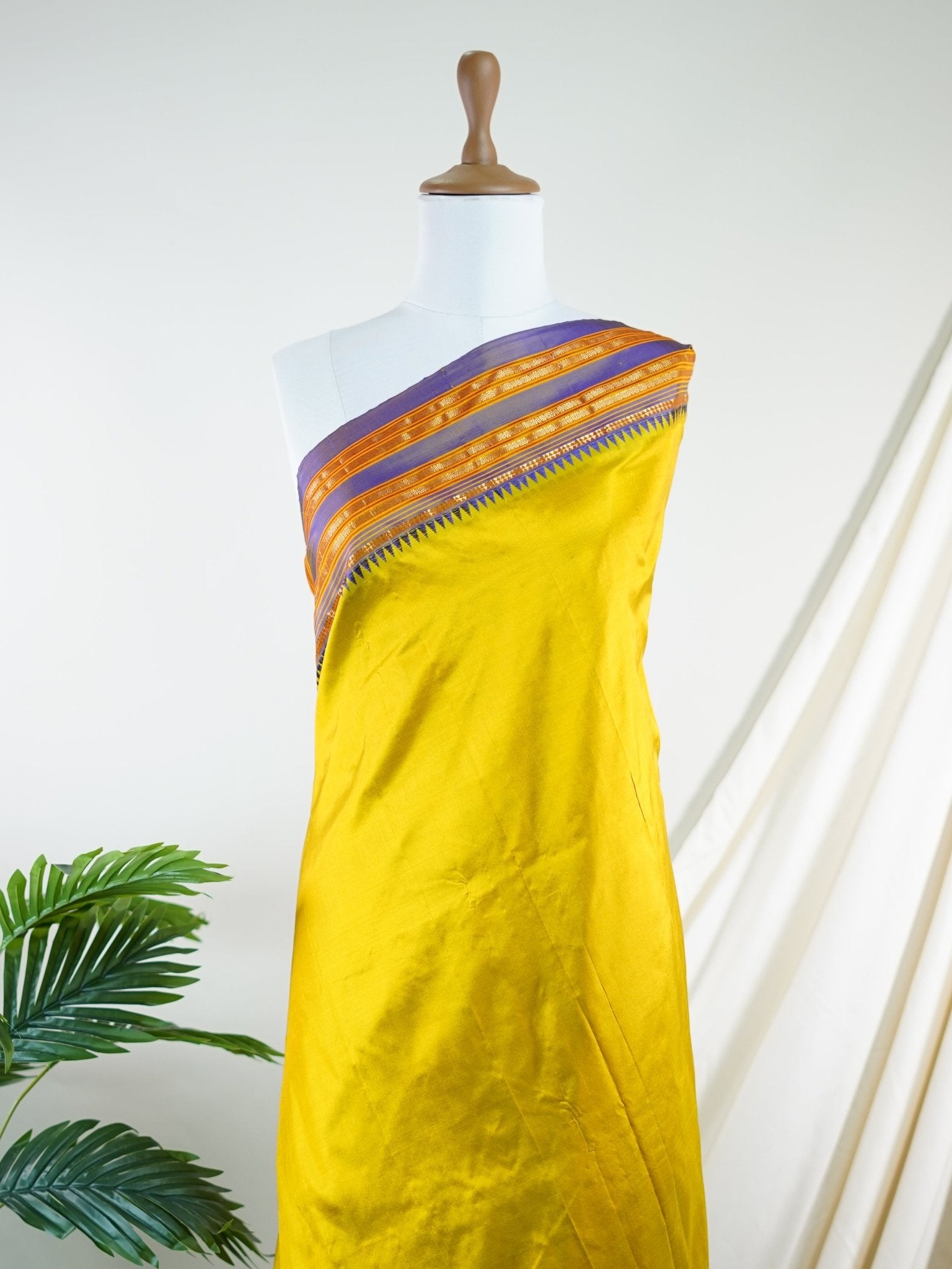 Narayanpet Yellowish Green 100% Pure Silk - Manoranjitham Weaves - Handloom Store