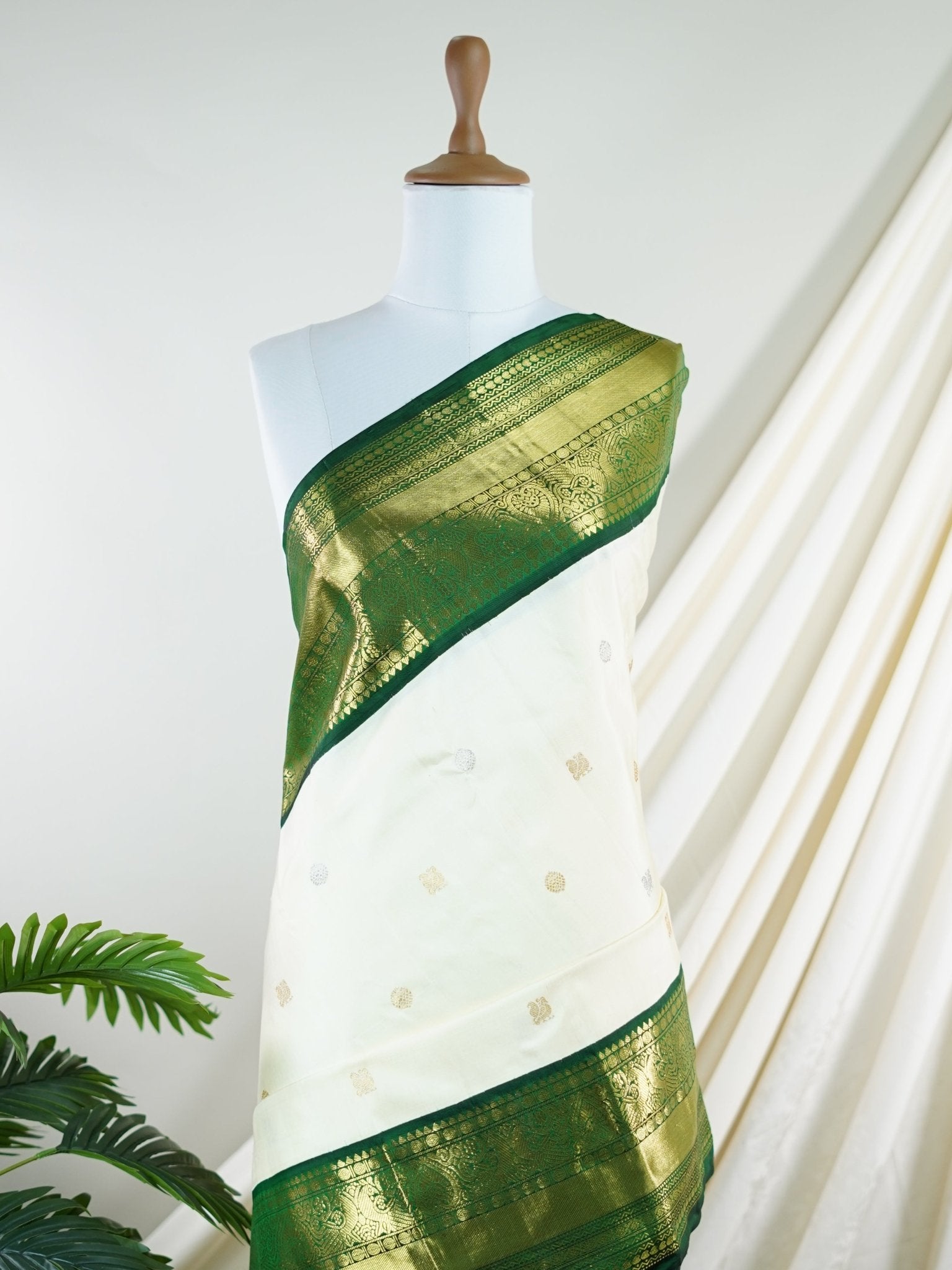 Kanchipuram Silk White 100% Pure Silk - Manoranjitham Weaves - Handloom Store