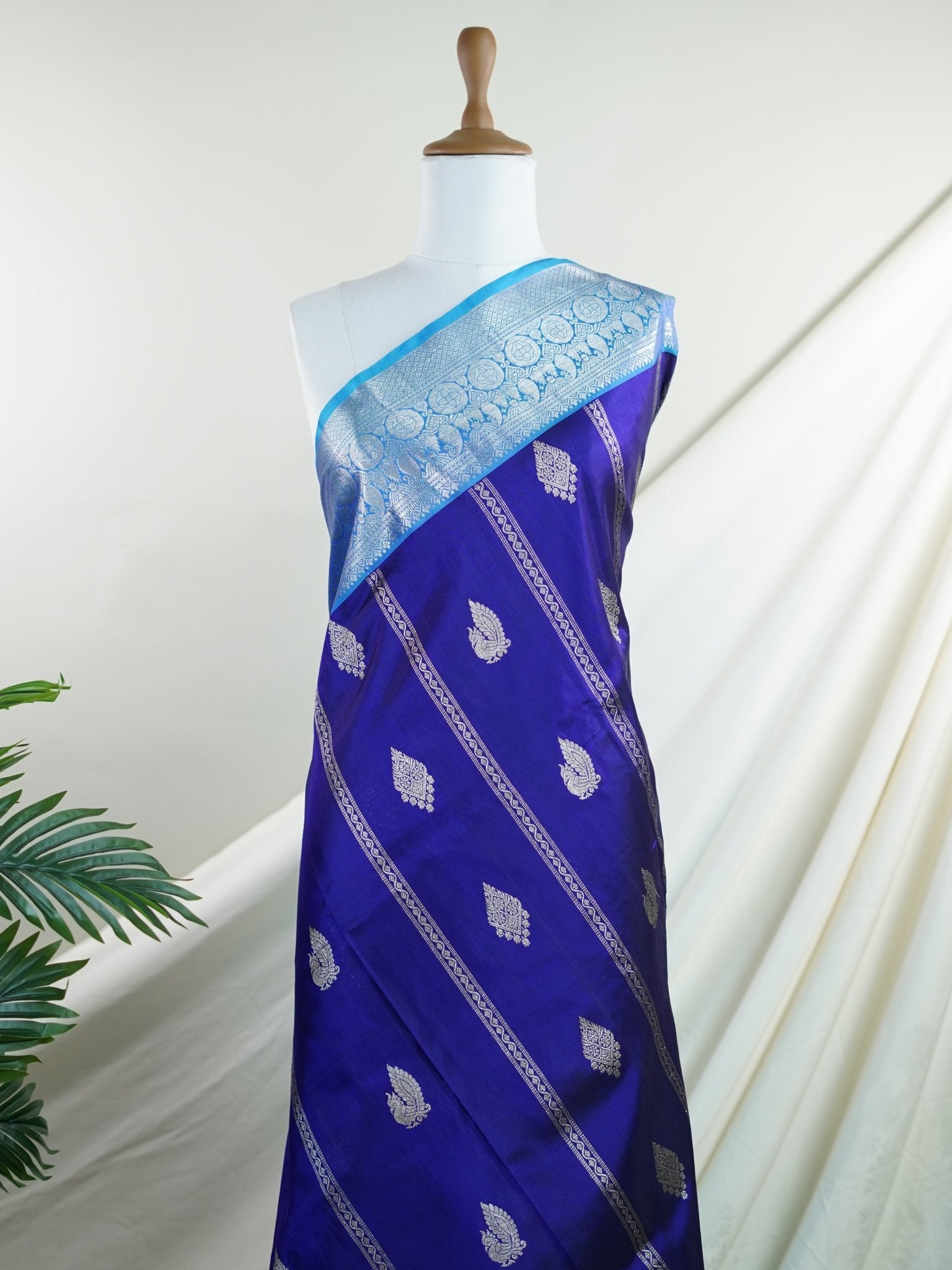 Venkatagiri Silk 100% Pure Silk - Manoranjitham Weaves - Handloom Store